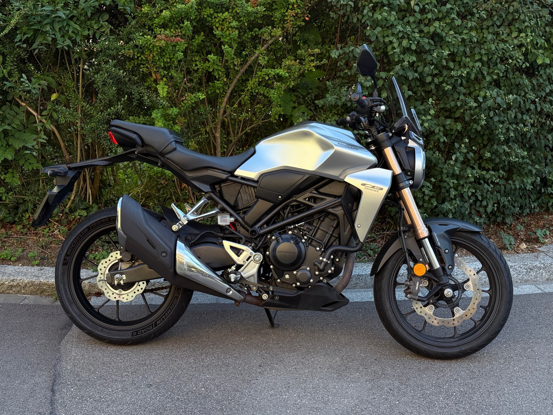 HONDA CB 300 R-image-8