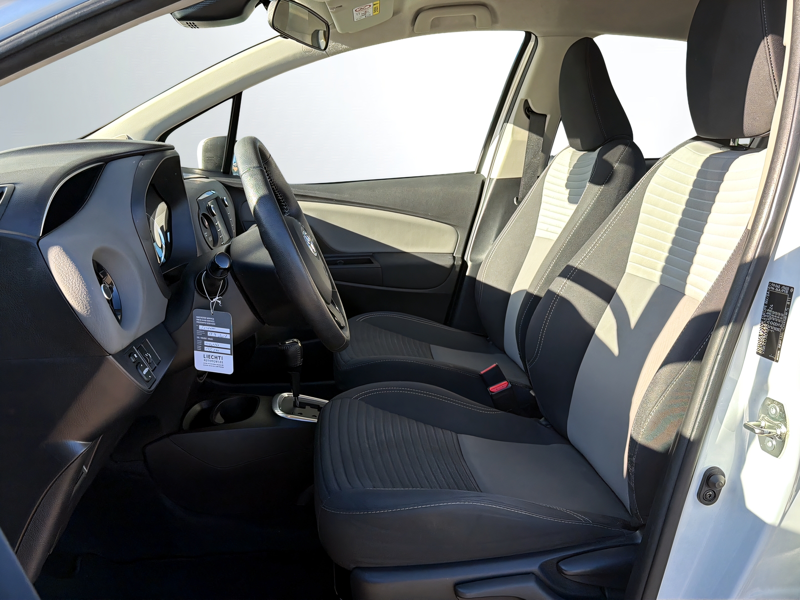TOYOTA Yaris 1.5 VVT-i Hybrid Trend e-CVT-showroom-element-3