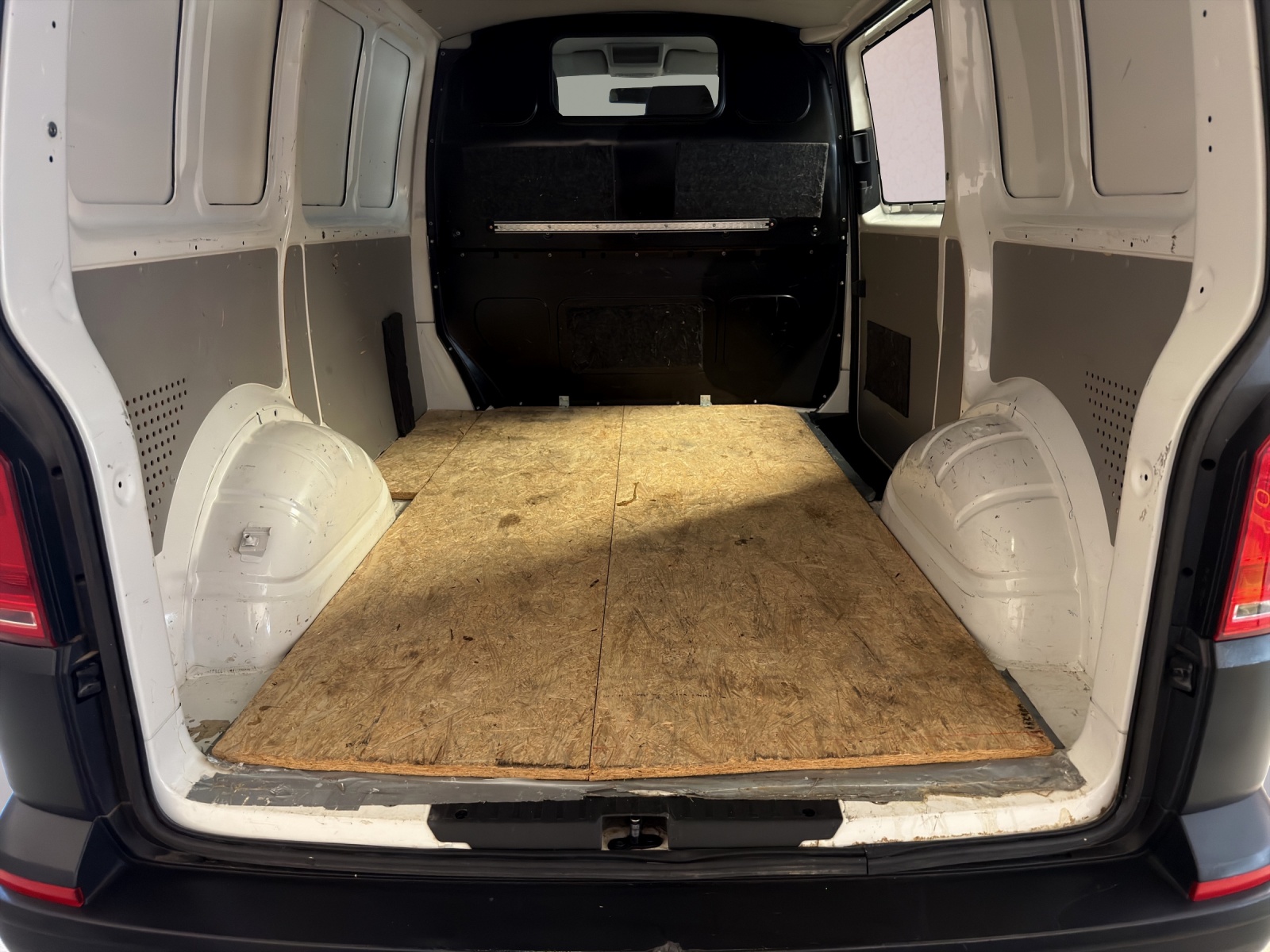 VW T6 2.0 TDI Transporter-image-16