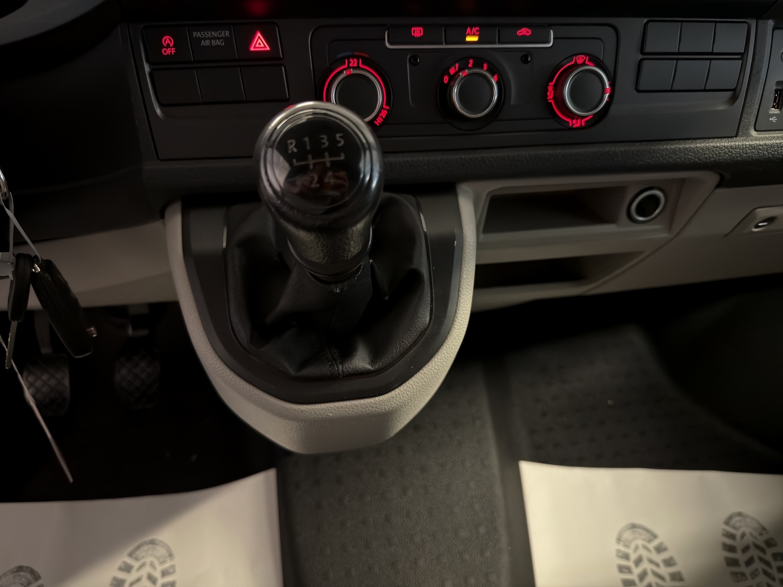 VW T6 2.0 TDI Transporter-image-11