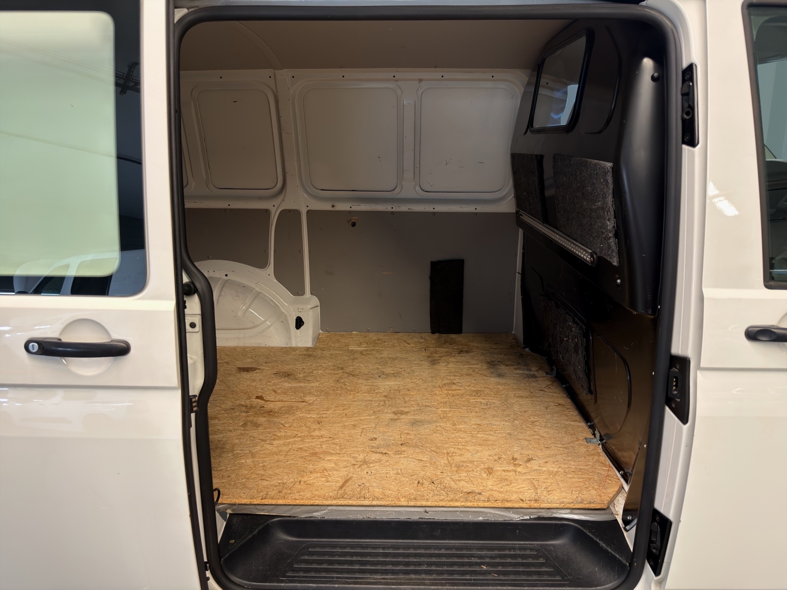VW T6 2.0 TDI Transporter-image-15