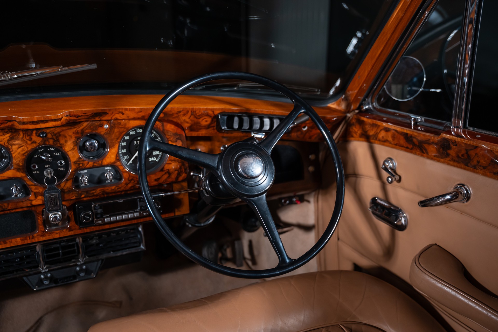 ROLLS-ROYCE Phantom V-image-24