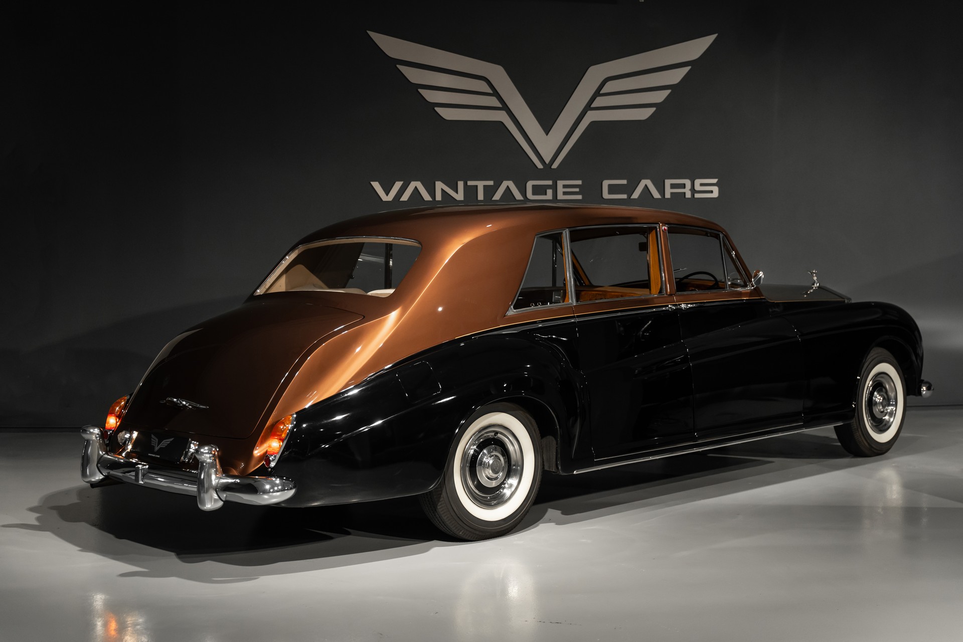 ROLLS-ROYCE Phantom V-showroom-element-2