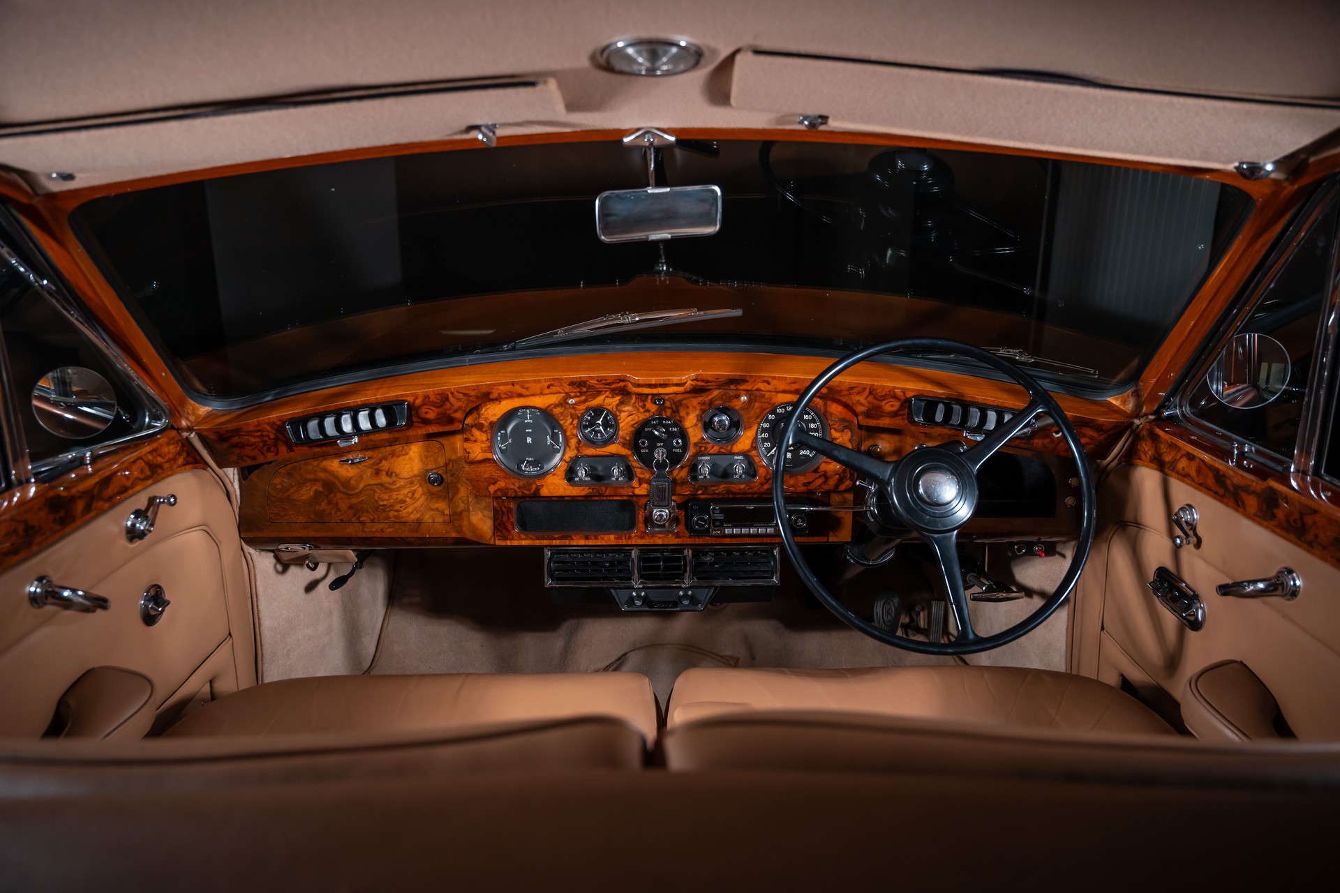 ROLLS-ROYCE Phantom V-image-23