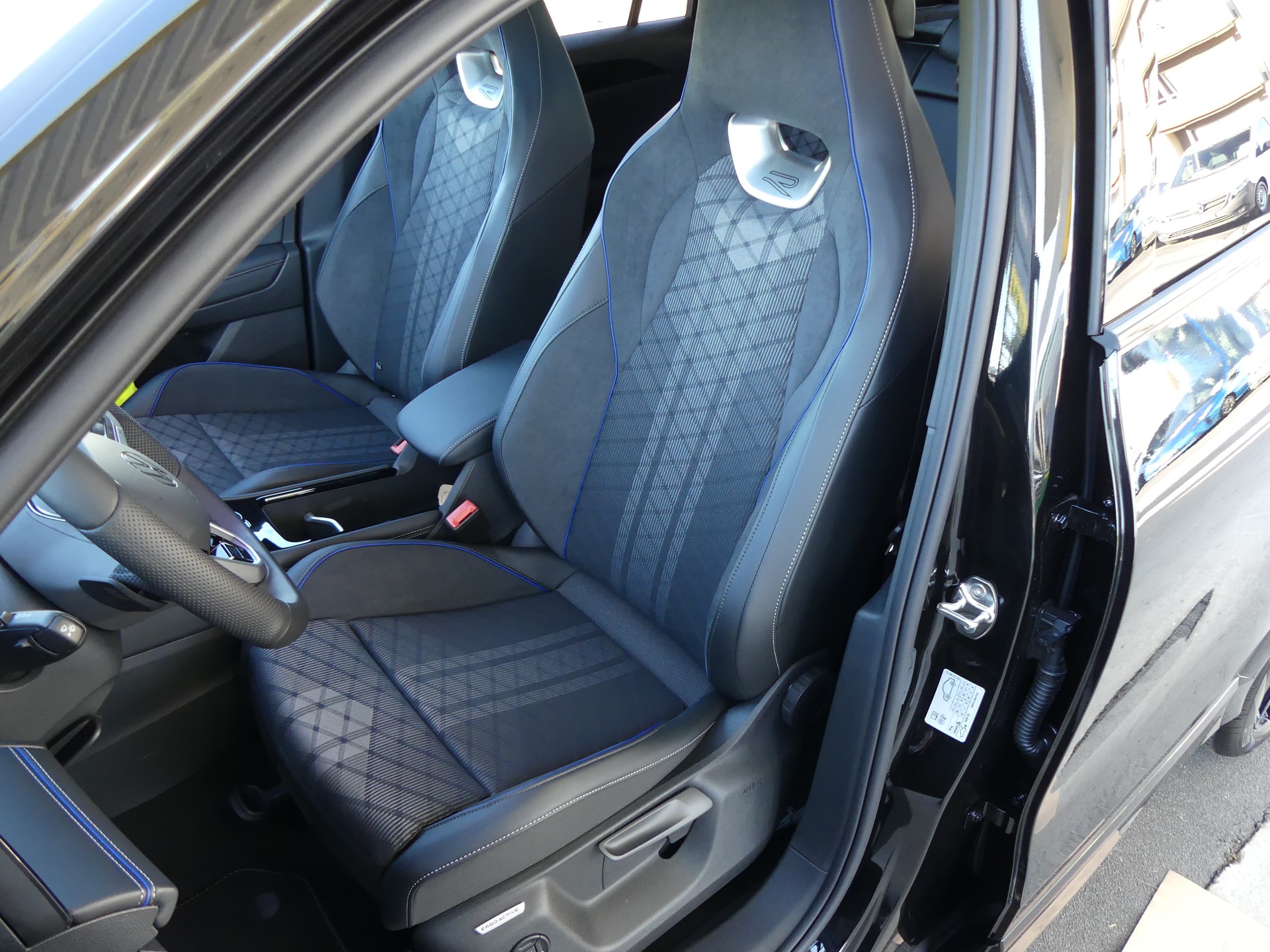 VW Tiguan 2.0 TDI SCR R-Line 4Motion DSG-image-11