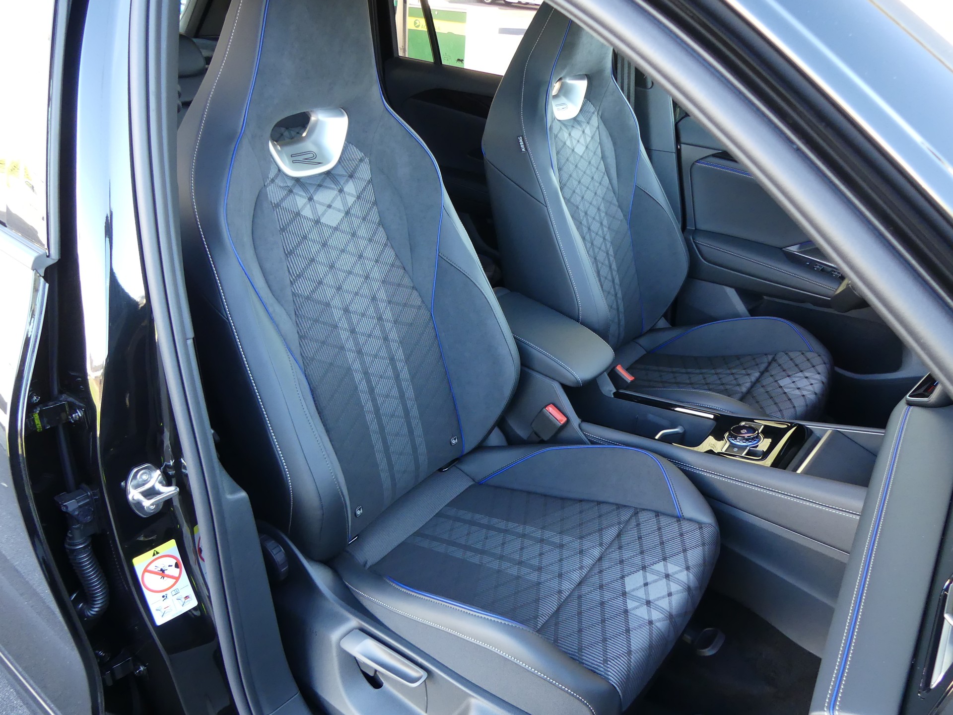 VW Tiguan 2.0 TDI SCR R-Line 4Motion DSG-image-12