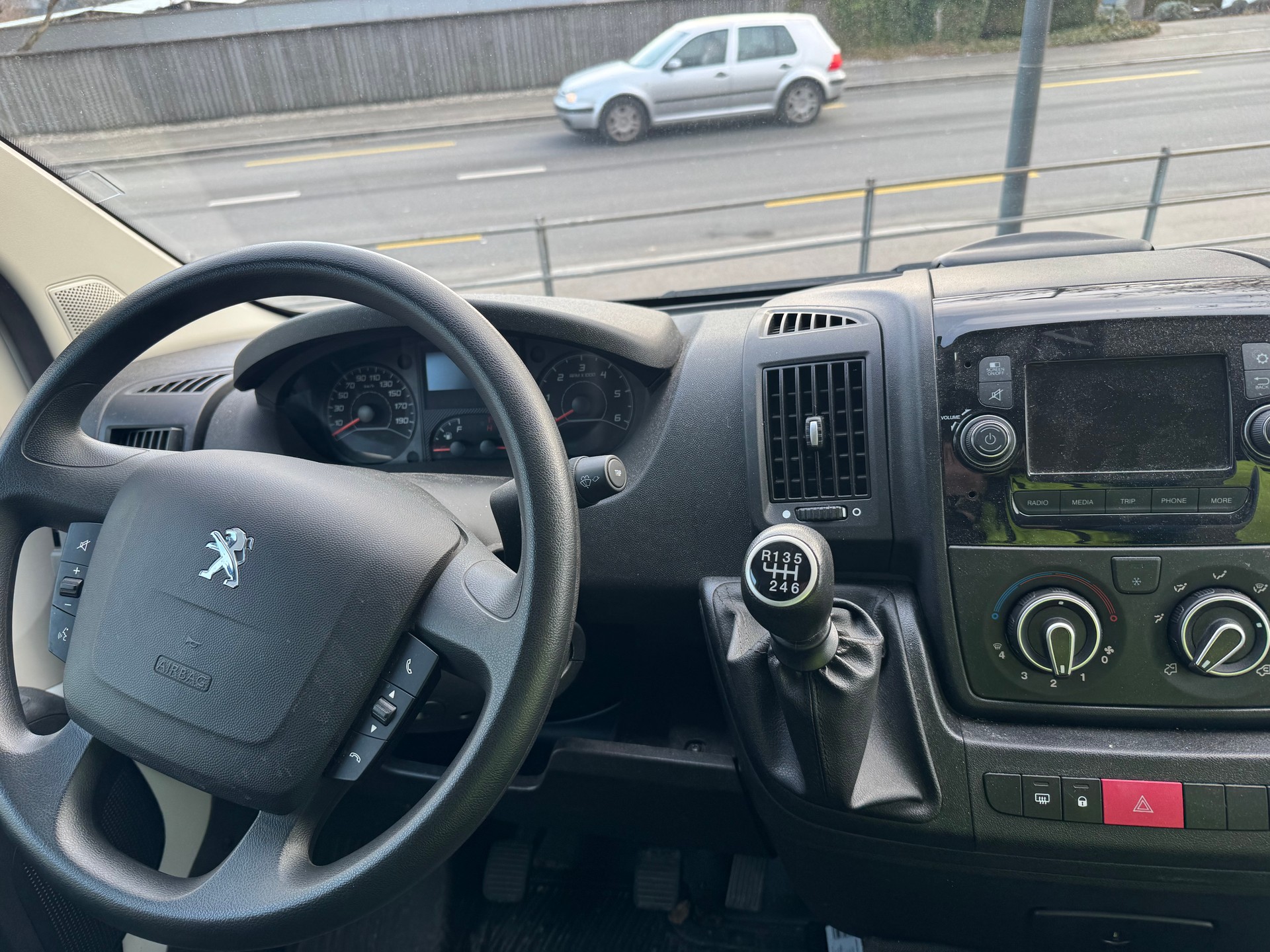 PEUGEOT Boxer 2.2 HDI 330 Pro L1H1-image-3