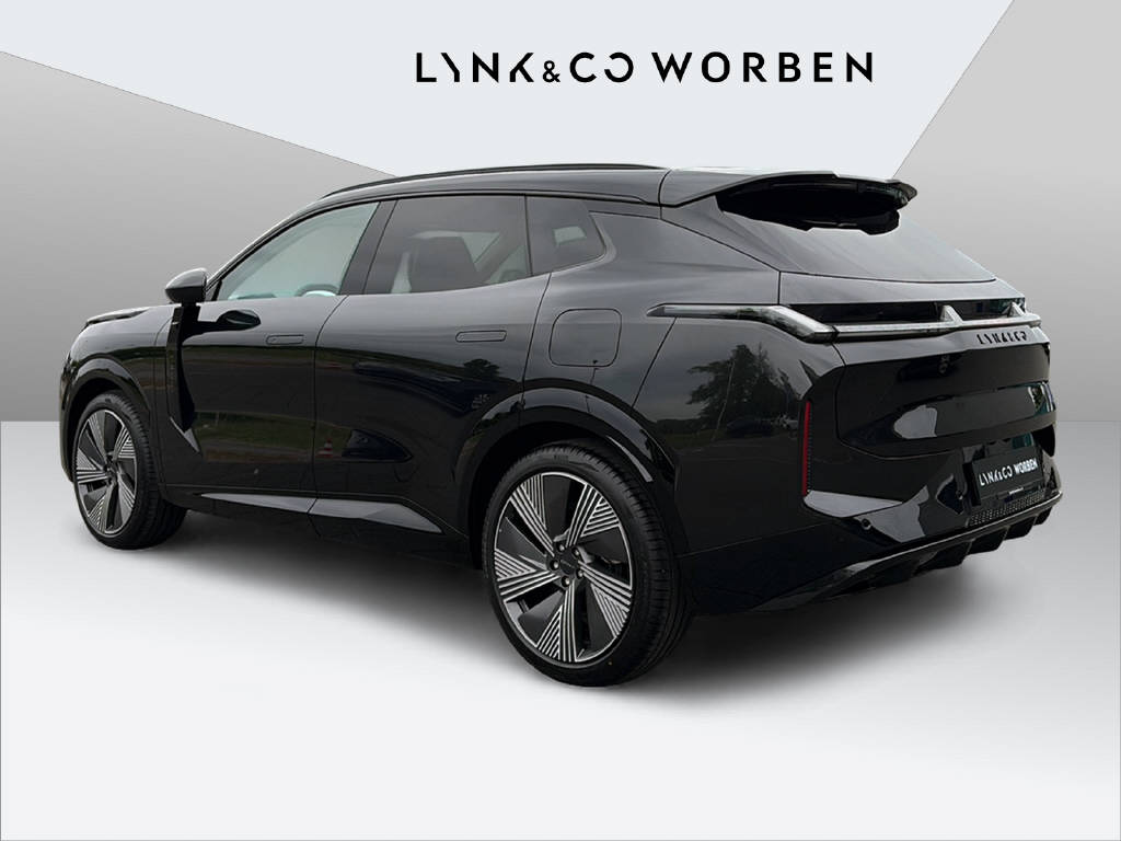 LYNK & CO 08-showroom-element-2
