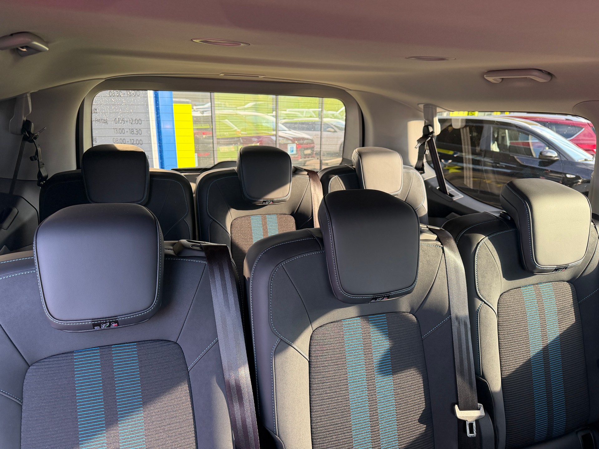 FORD Tourneo Bus 320 L1H1 Sport Automat-image-11