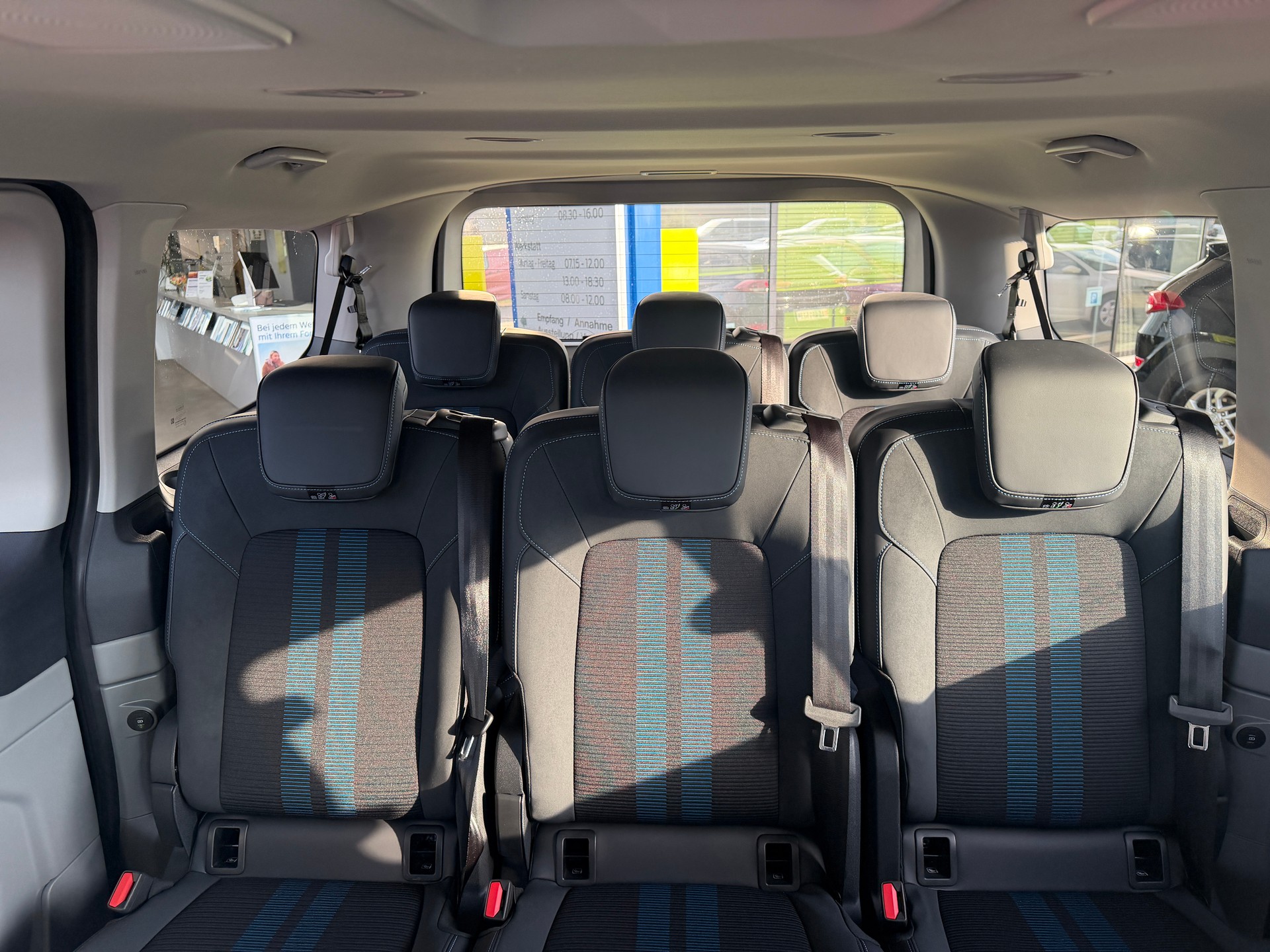 FORD Tourneo Bus 320 L1H1 Sport Automat-image-12