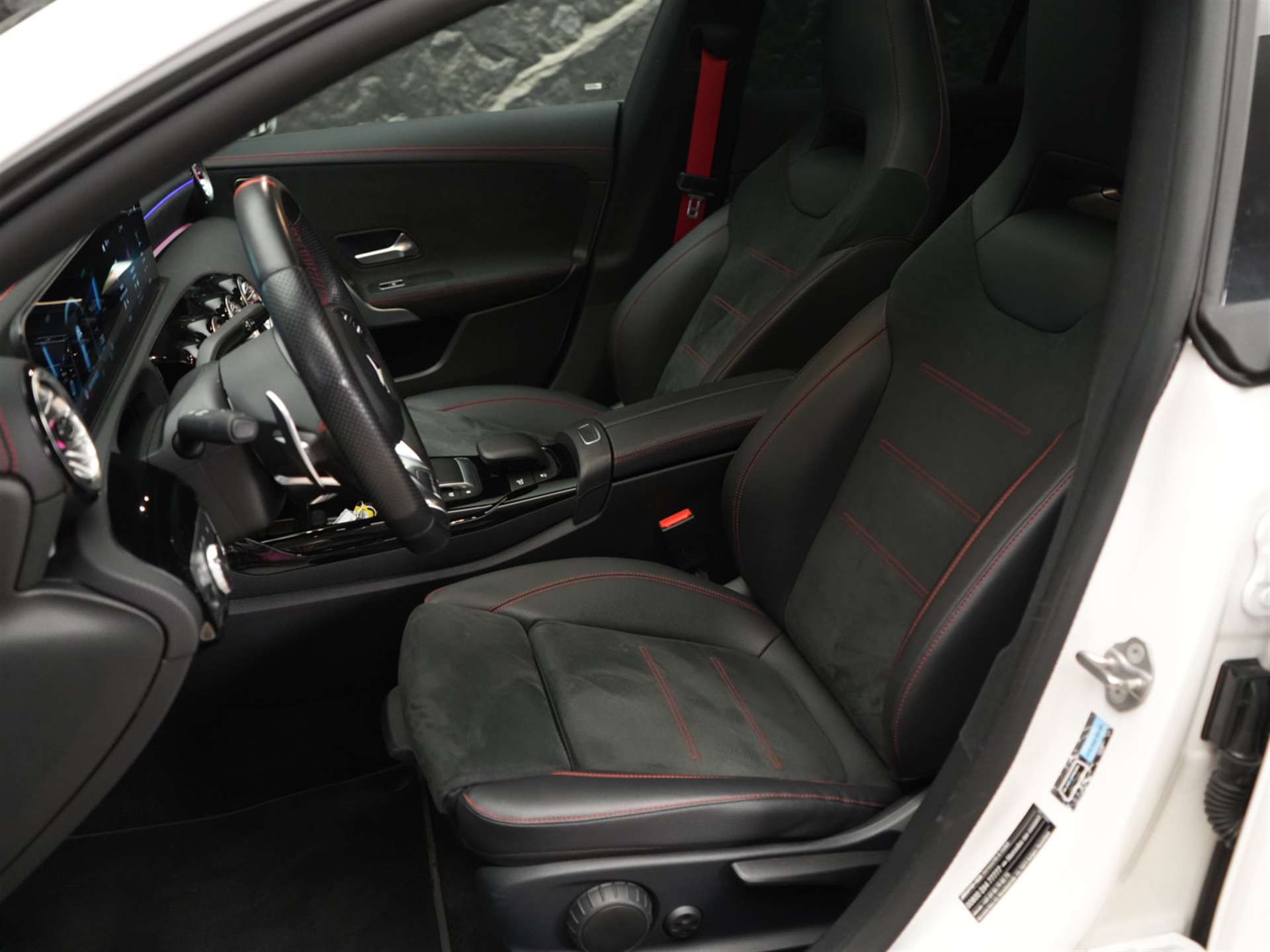 MERCEDES-BENZ CLA Shooting Brake 45 S AMG 4Matic+ 8G-DCT *Panorama*Assistenzpaket*Burmester*-image-9