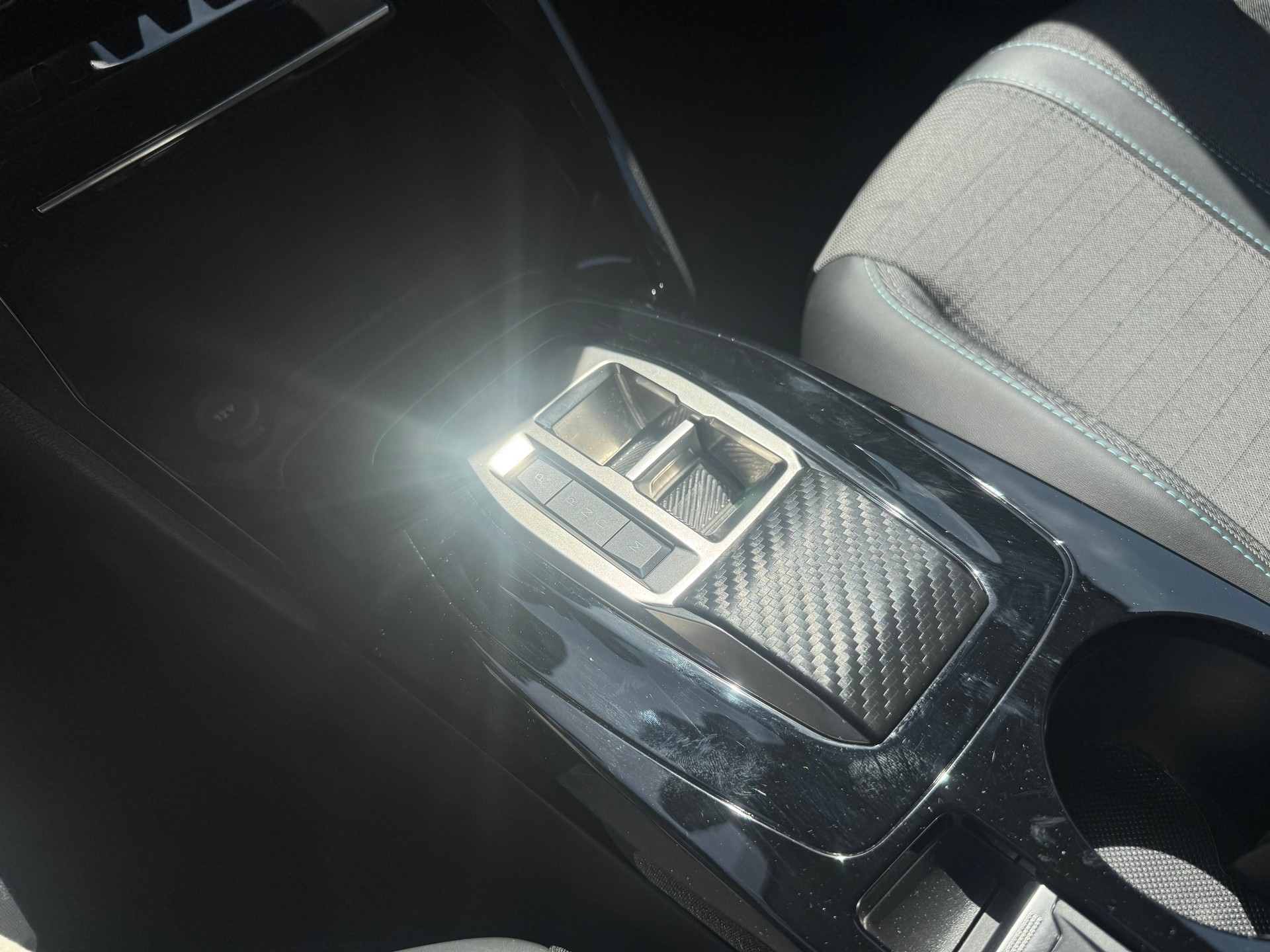 PEUGEOT 208 1.2 PureTech Allure EAT8-image-16