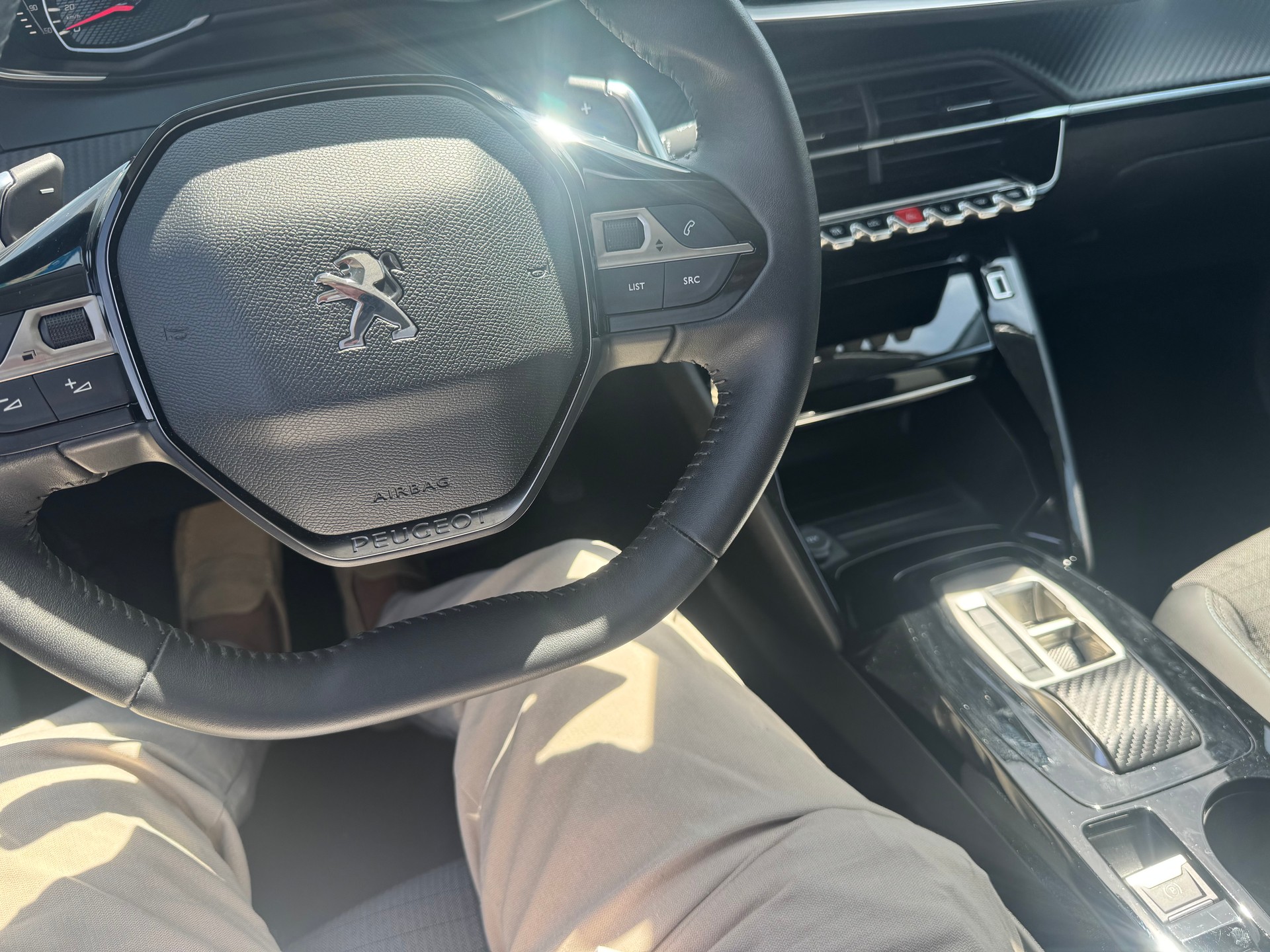 PEUGEOT 208 1.2 PureTech Allure EAT8-image-17