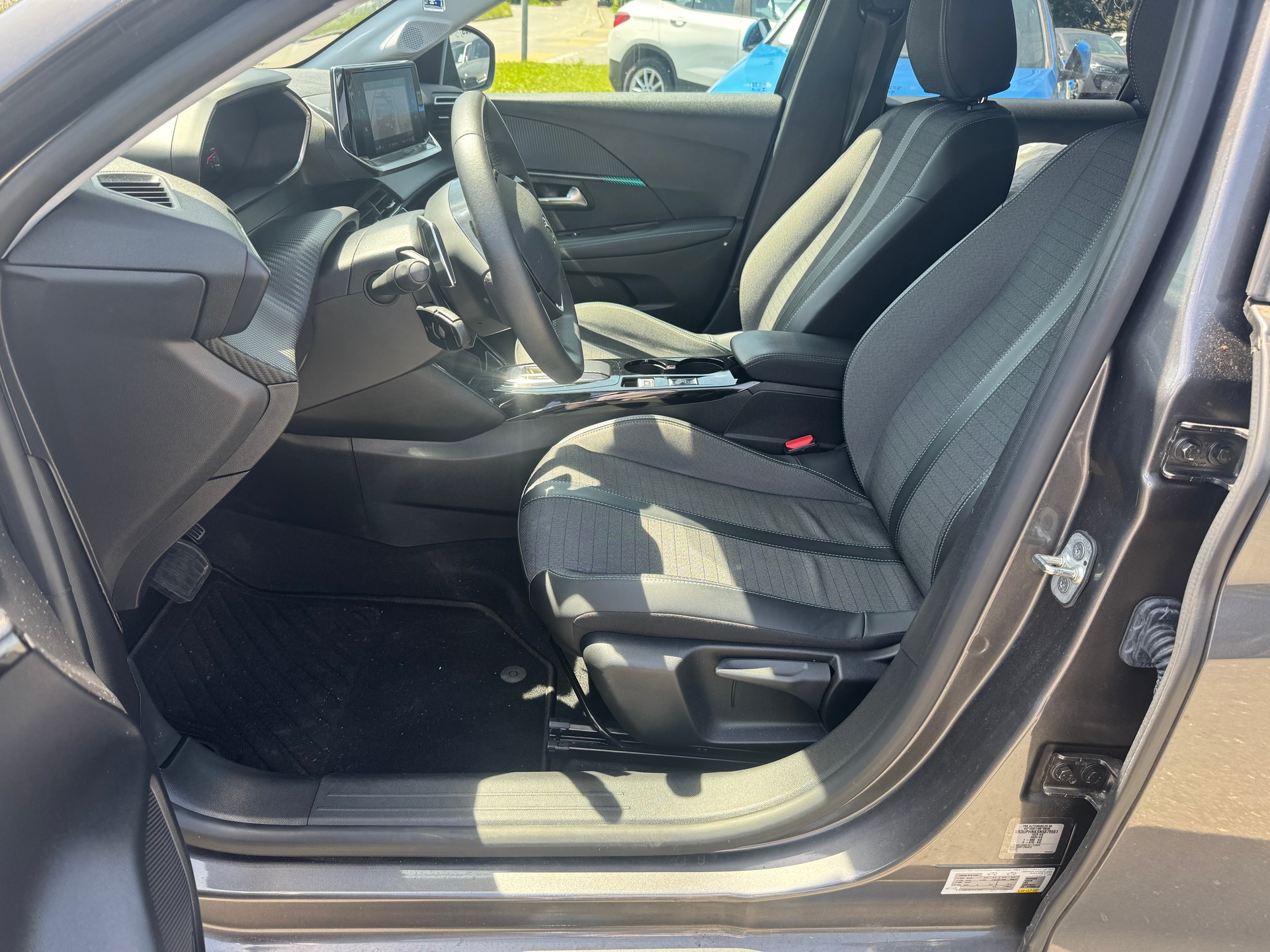 PEUGEOT 208 1.2 PureTech Allure EAT8-image-7