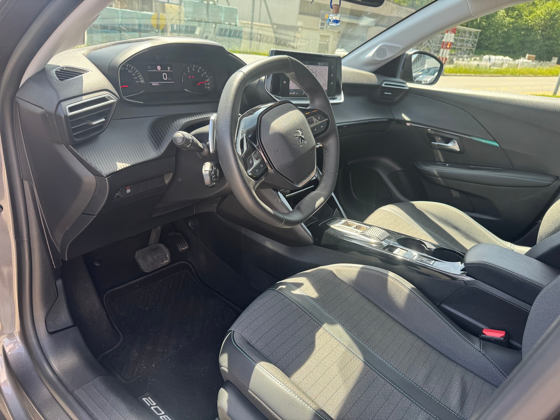 PEUGEOT 208 1.2 PureTech Allure EAT8-image-9