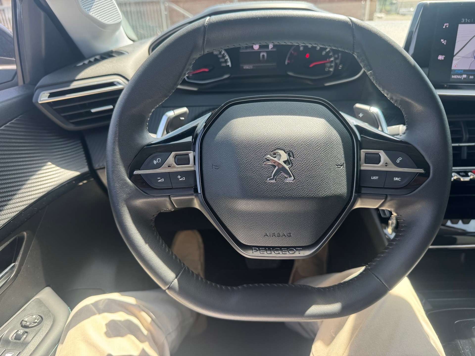 PEUGEOT 208 1.2 PureTech Allure EAT8-image-12