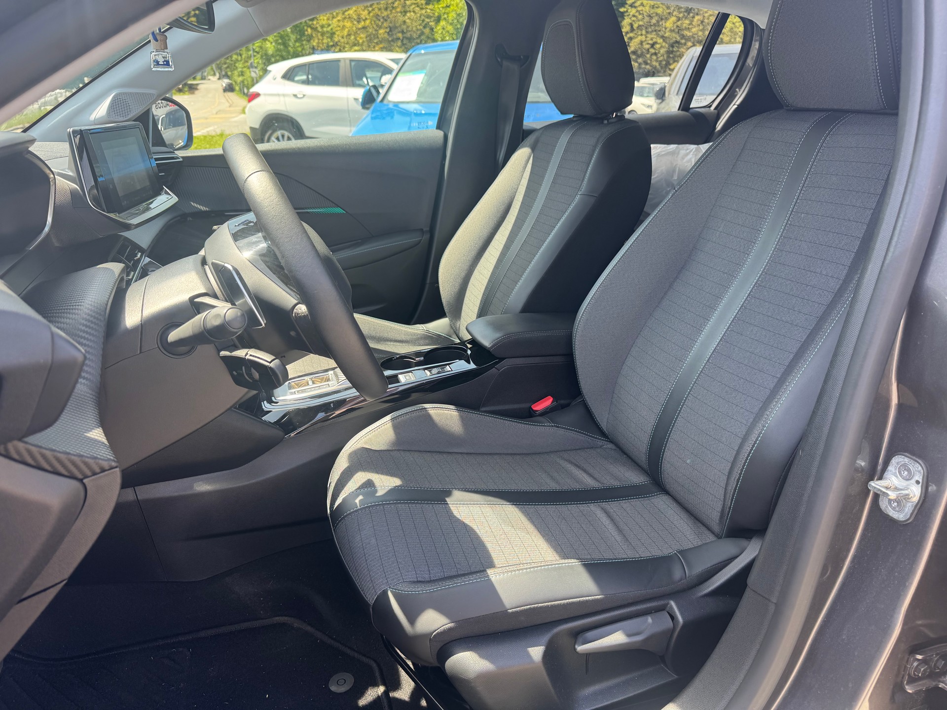 PEUGEOT 208 1.2 PureTech Allure EAT8-image-8