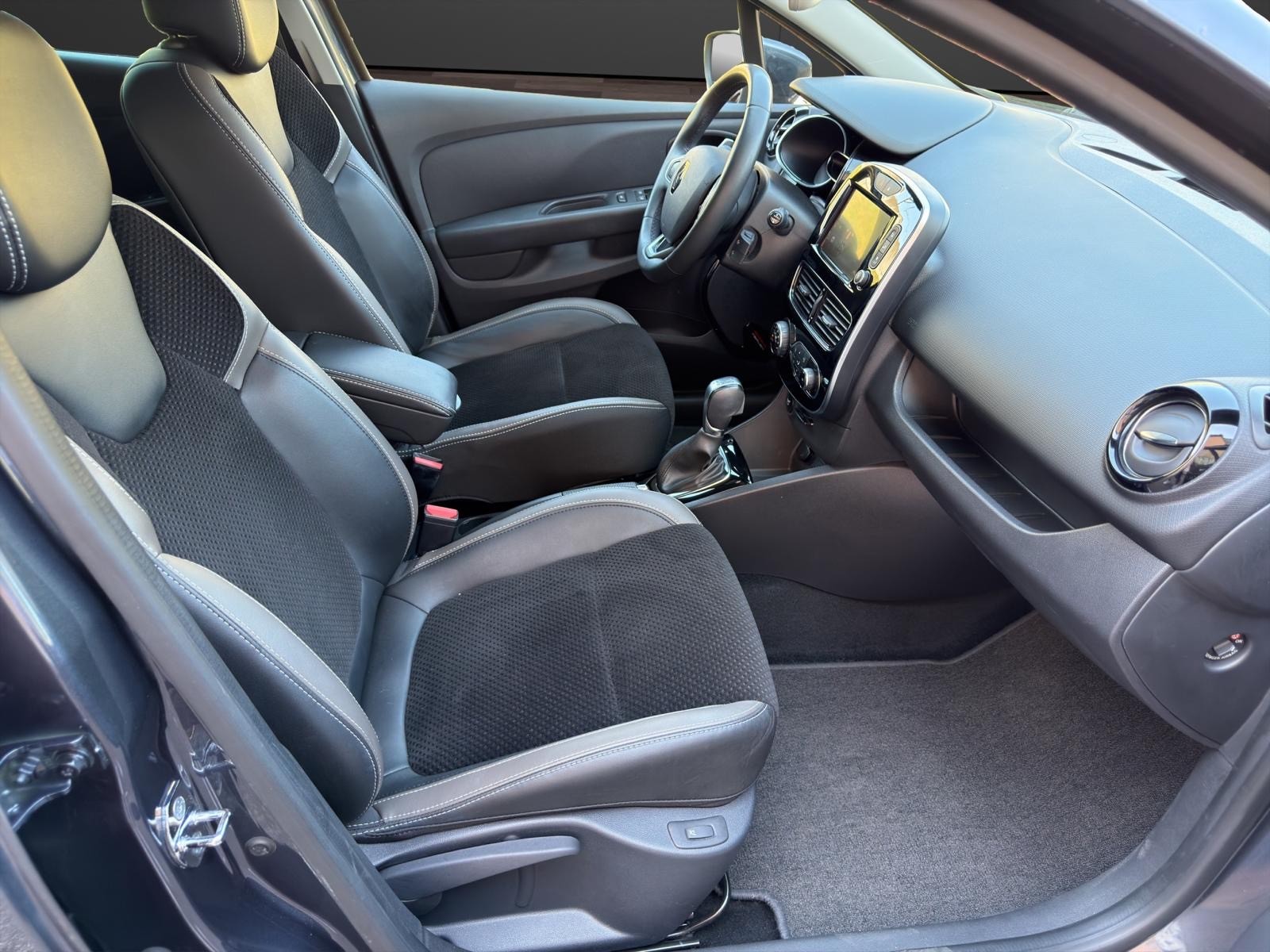 RENAULT Clio 1.2 16V T Swiss Edition EDC-image-11