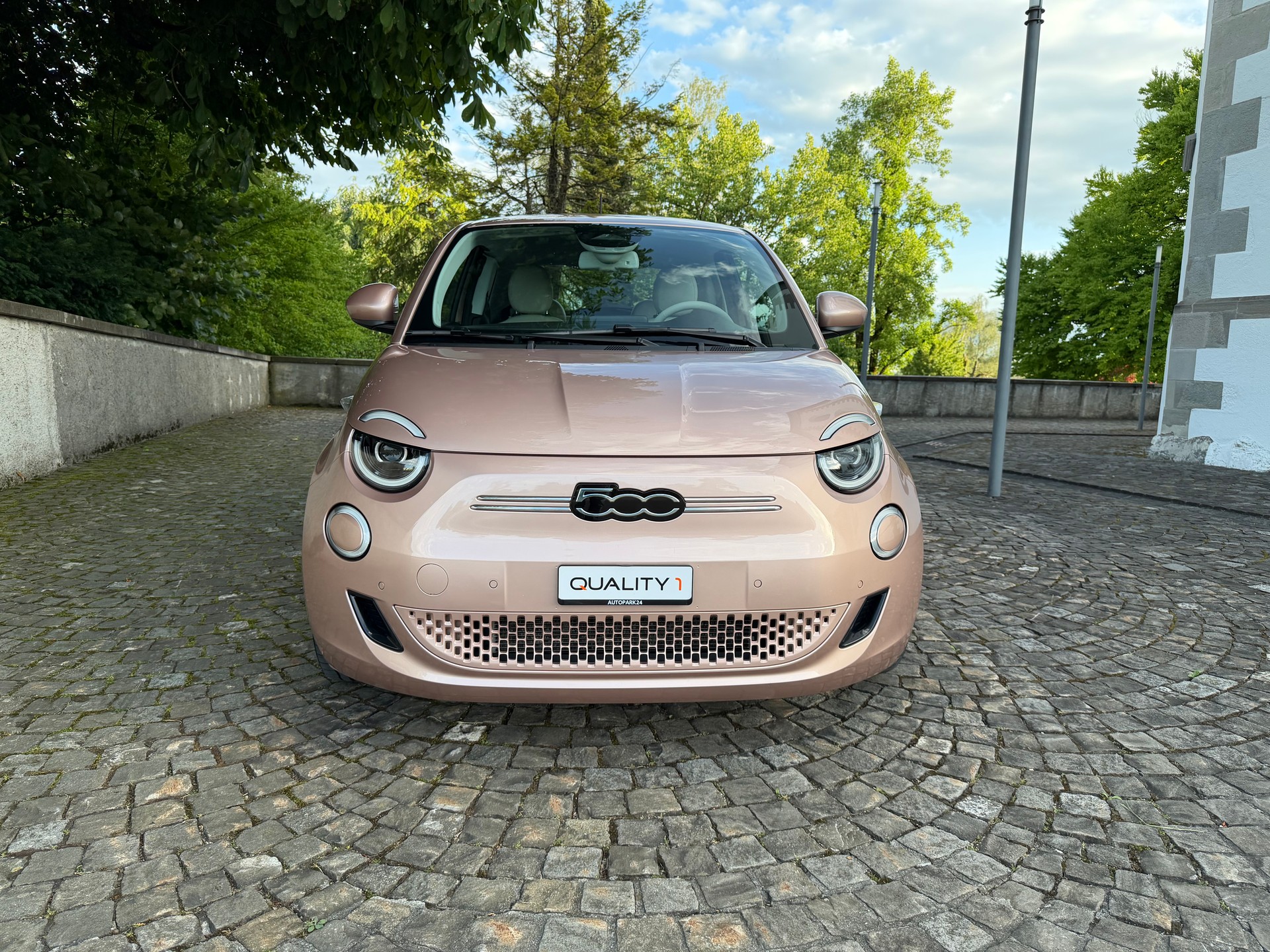 FIAT 500 3+1 electric 87 kW La Prima / Sonderlackierung / 1 Hand / CH-Fahrzeug / 36 Monate Garantie/ 8 Fach / LED /Fast Charging-image-1