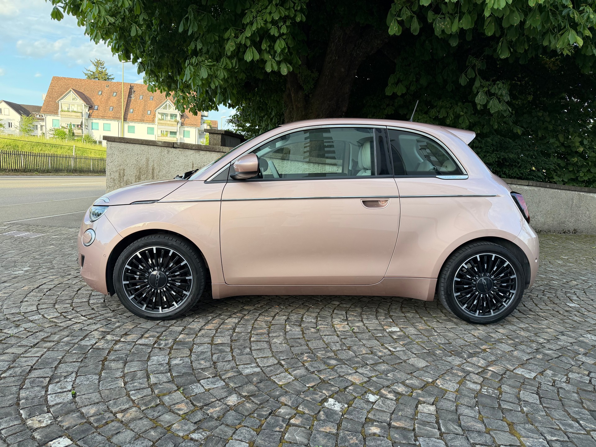 FIAT 500 3+1 electric 87 kW La Prima / Sonderlackierung / 1 Hand / CH-Fahrzeug / 36 Monate Garantie/ 8 Fach / LED /Fast Charging-image-9