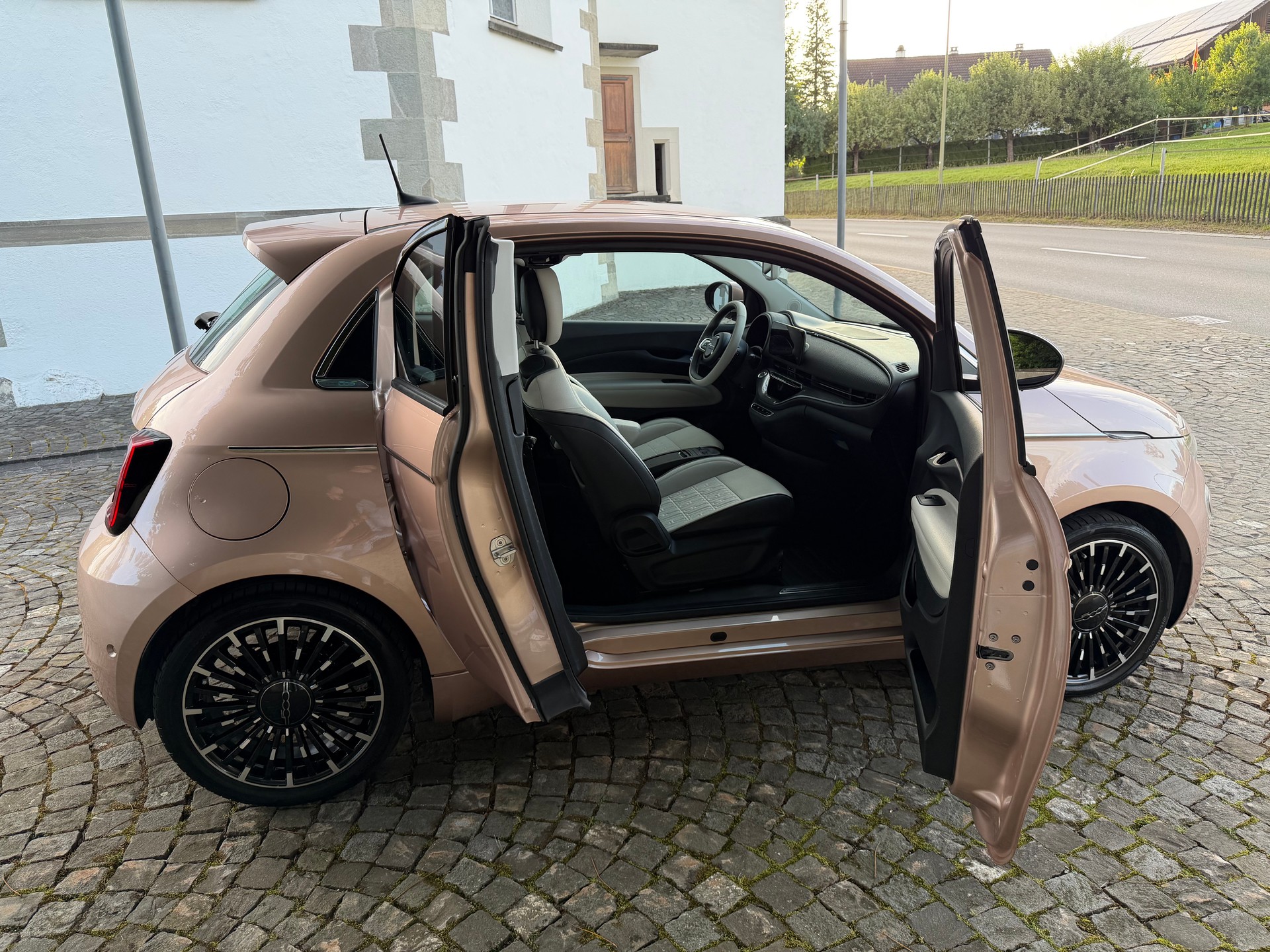 FIAT 500 3+1 electric 87 kW La Prima / Sonderlackierung / 1 Hand / CH-Fahrzeug / 36 Monate Garantie/ 8 Fach / LED /Fast Charging-image-4