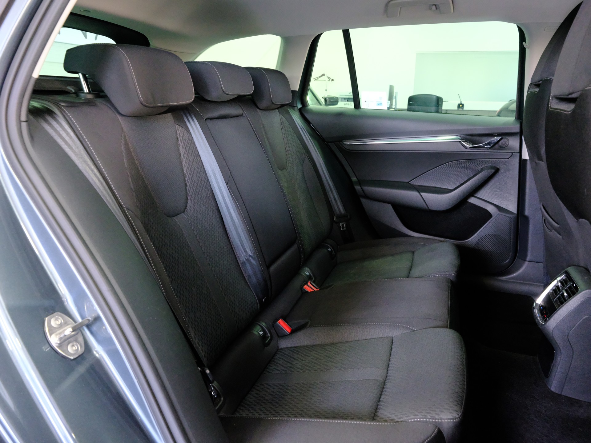 SKODA Octavia Combi 2.0 TDI DSG Style-image-13