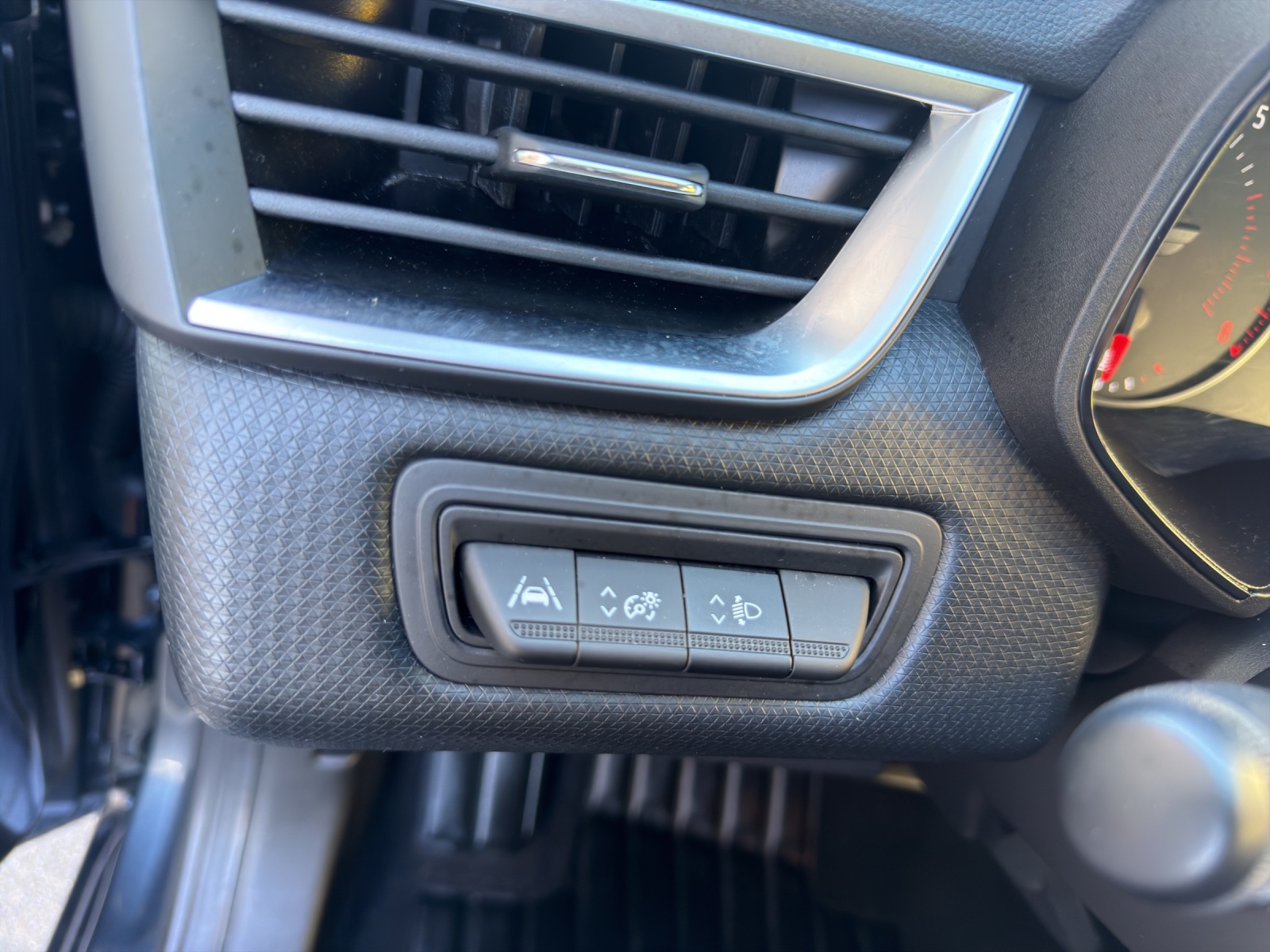RENAULT Clio 1.0 Equilibre CVT-image-24