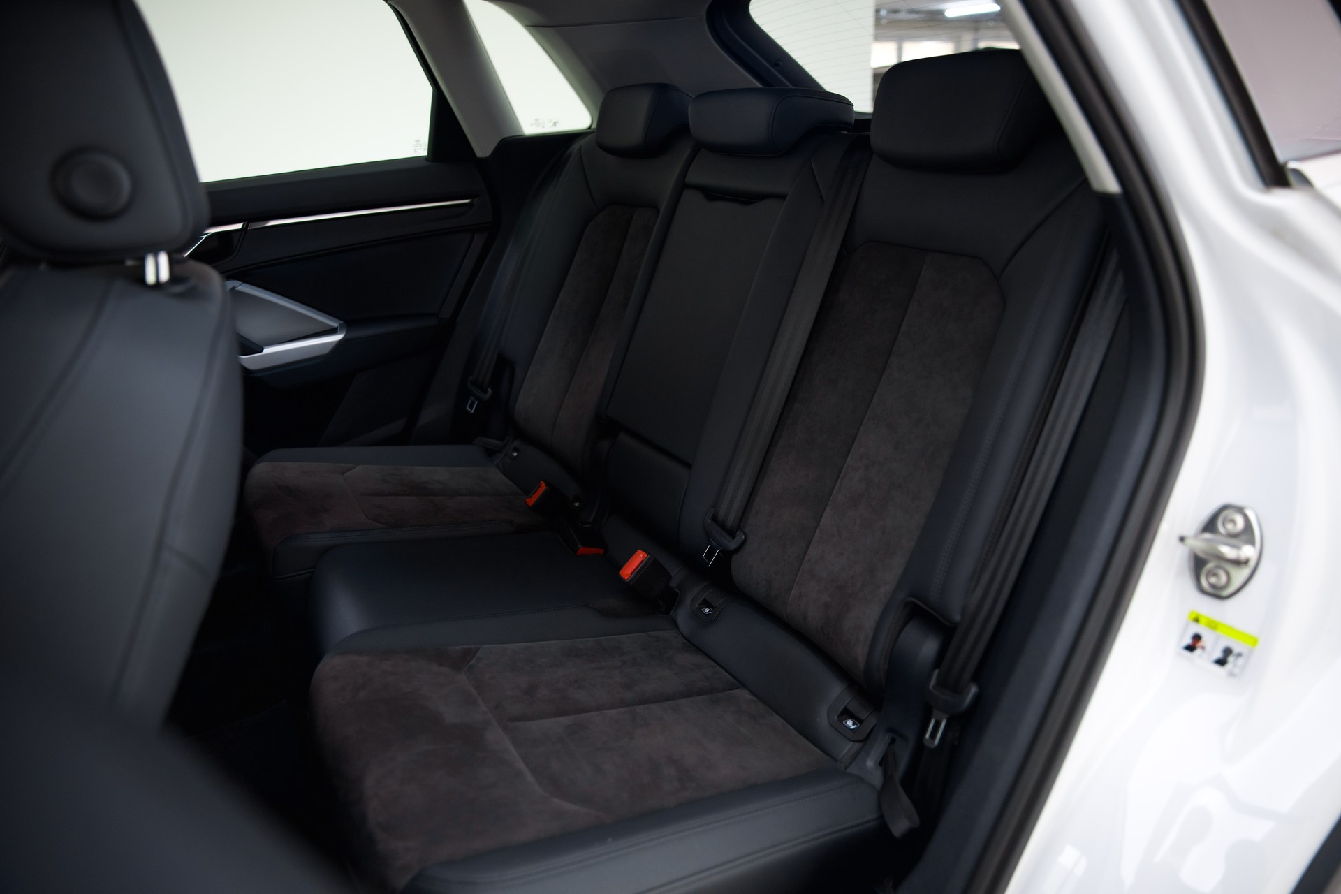 AUDI Q3 35 TDI quattro S-tronic-image-23
