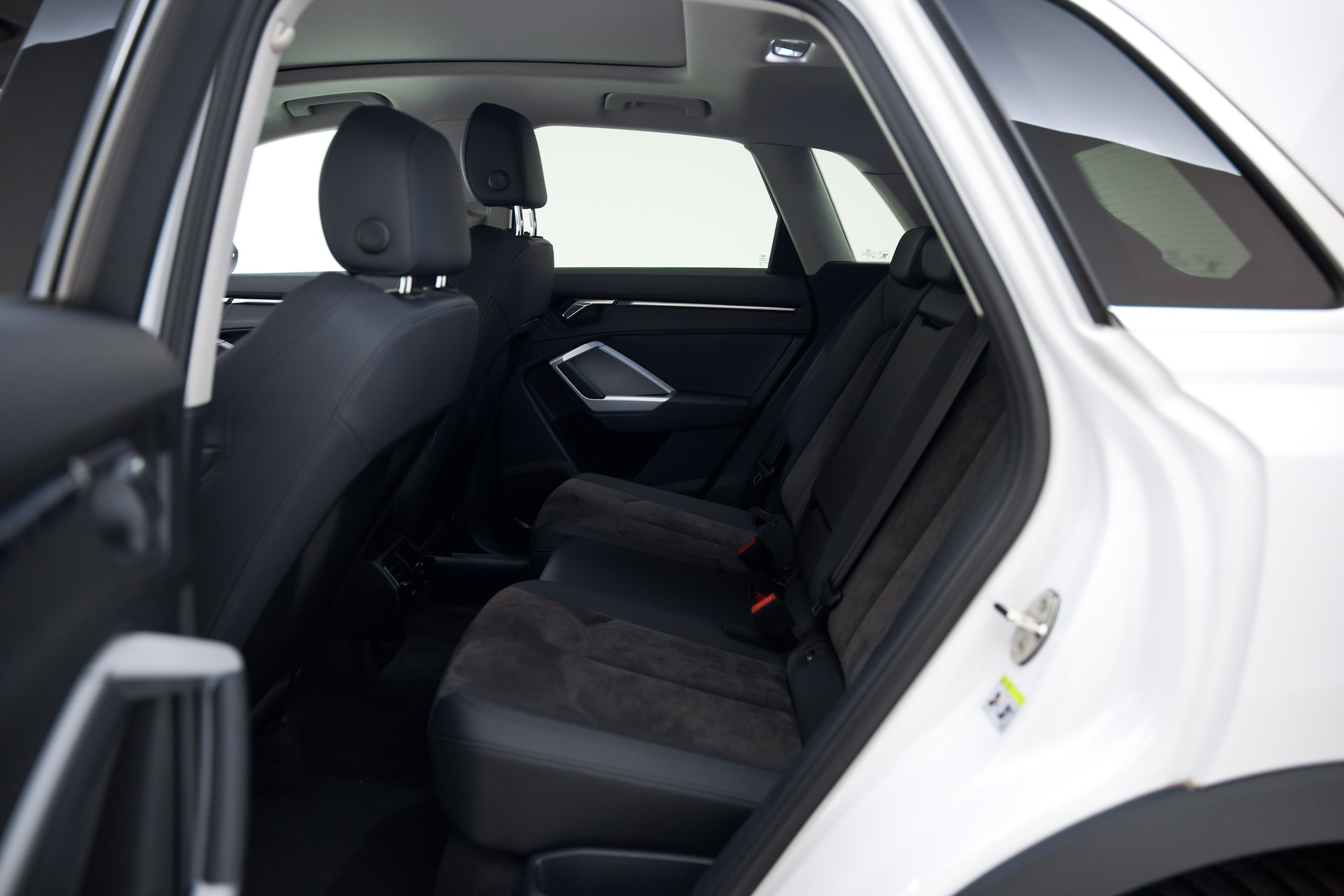 AUDI Q3 35 TDI quattro S-tronic-image-22