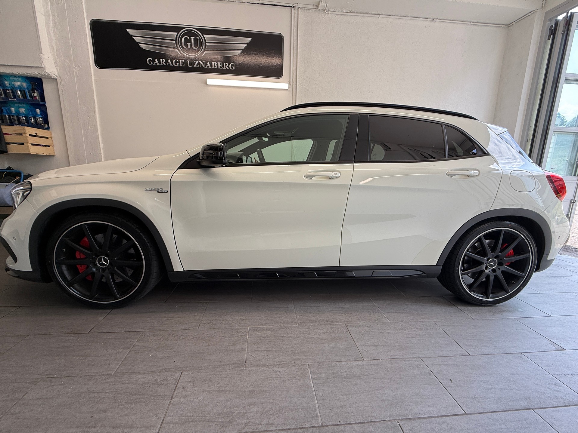 MERCEDES-BENZ GLA 45 AMG 4Matic 7G-DCT Ab 260.- pro Monat-showroom-element-1