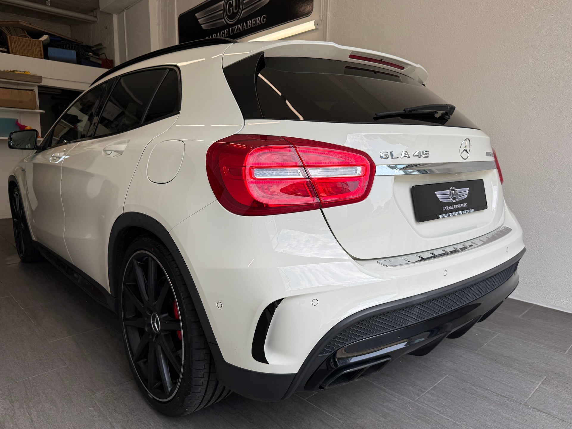 MERCEDES-BENZ GLA 45 AMG 4Matic 7G-DCT Ab 260.- pro Monat-showroom-element-2