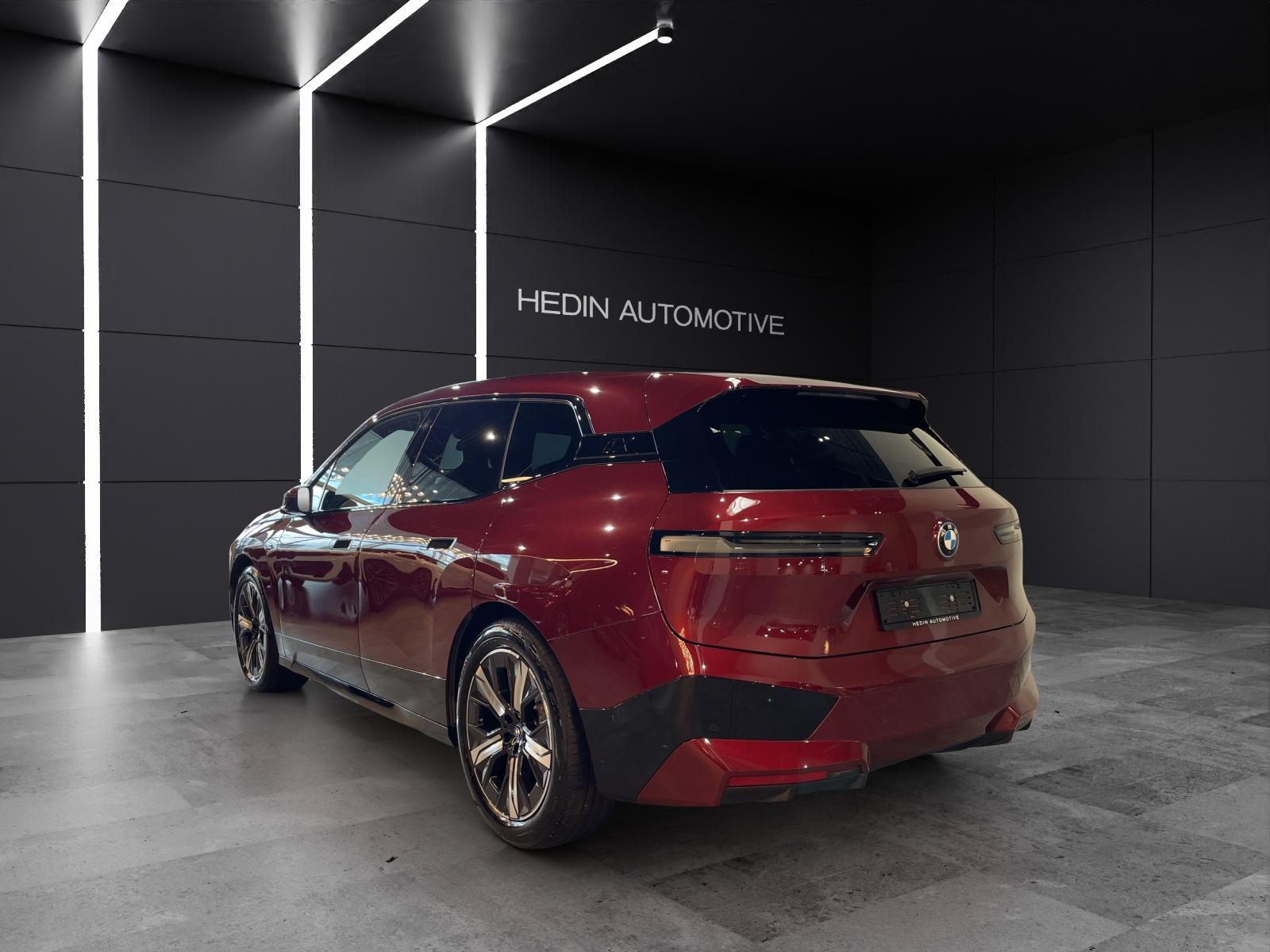BMW iX xDrive40 SPORTPAKET Attraktiven Leasingzinssatz ab 1,9 % bei Abschluss einer BMW Fahrzeugversicherung.-showroom-element-3