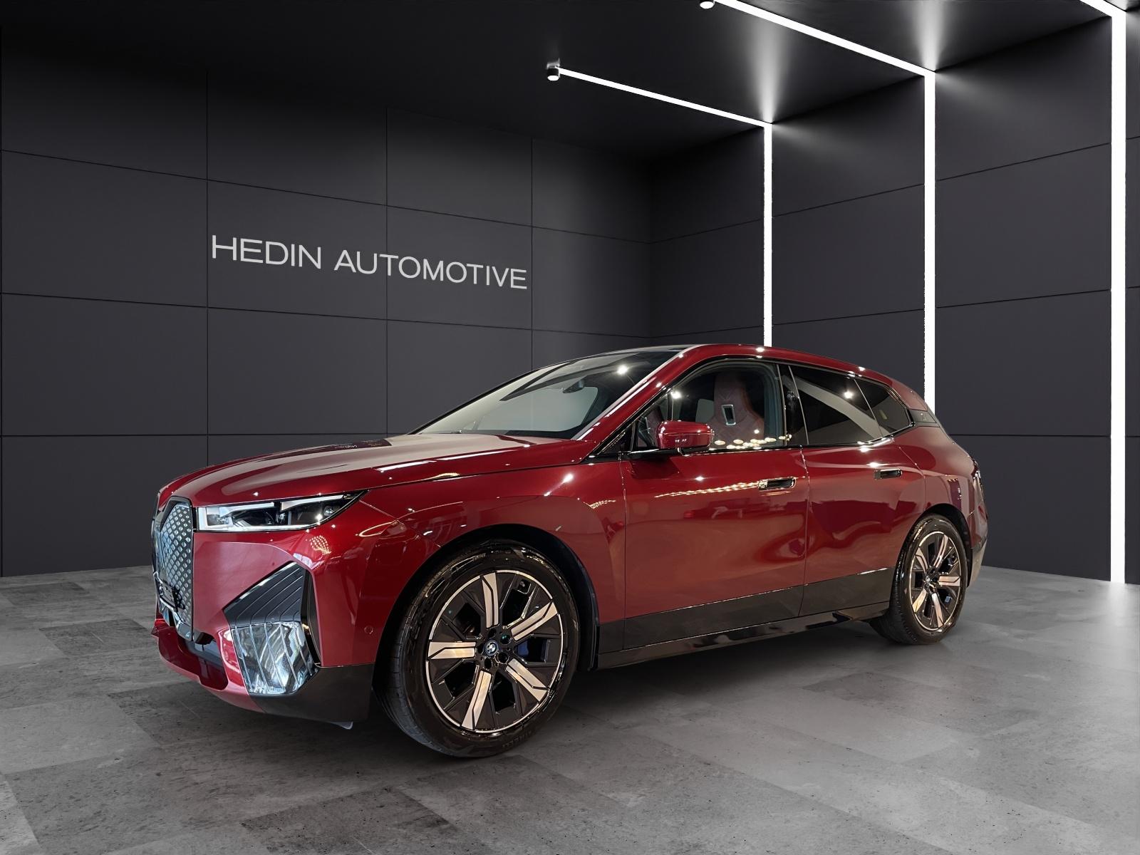 BMW iX xDrive40 SPORTPAKET Attraktiven Leasingzinssatz ab 1,9 % bei Abschluss einer BMW Fahrzeugversicherung.