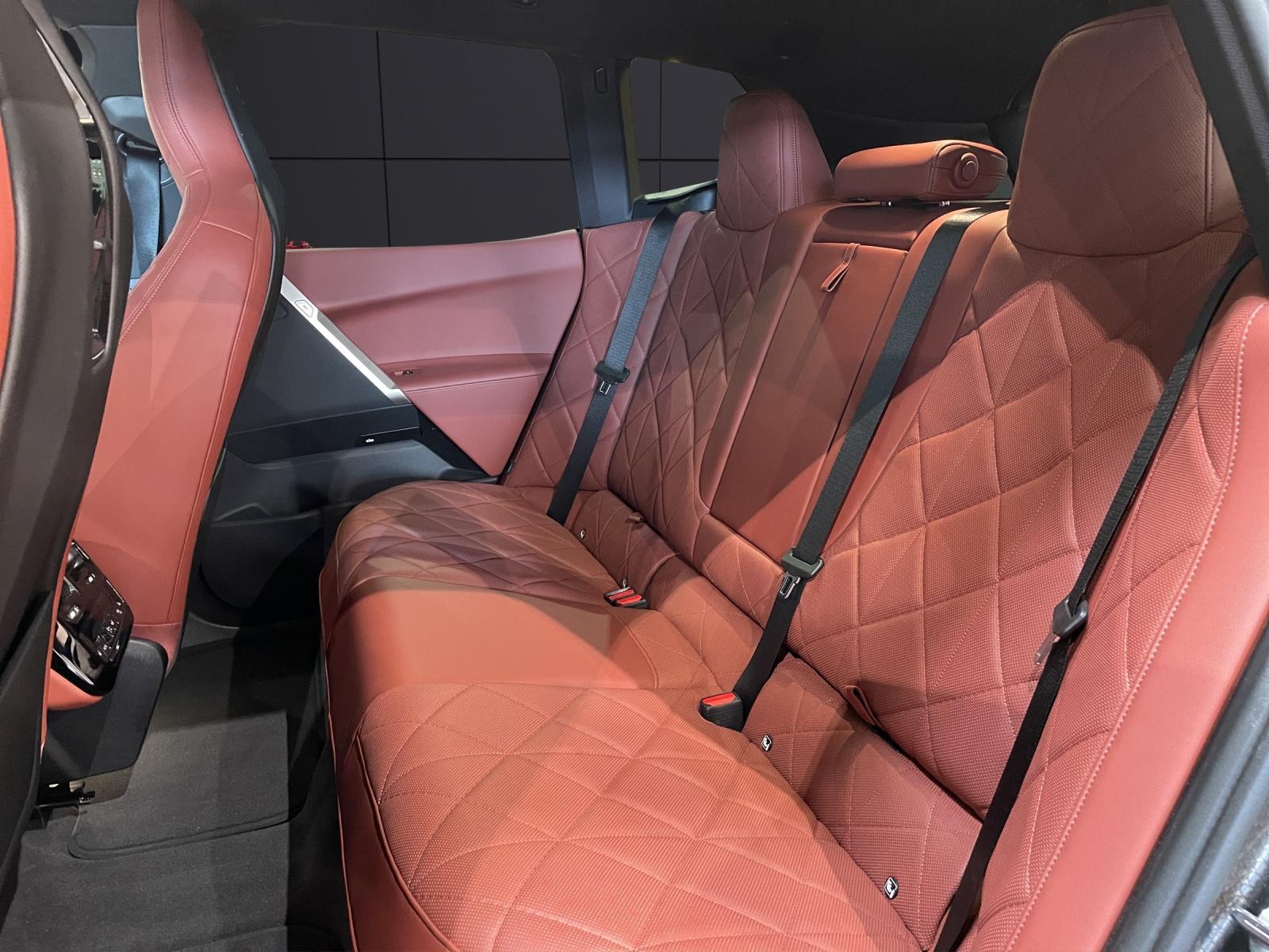 BMW iX xDrive40 SPORTPAKET Attraktiven Leasingzinssatz ab 1,9 % bei Abschluss einer BMW Fahrzeugversicherung.-image-17