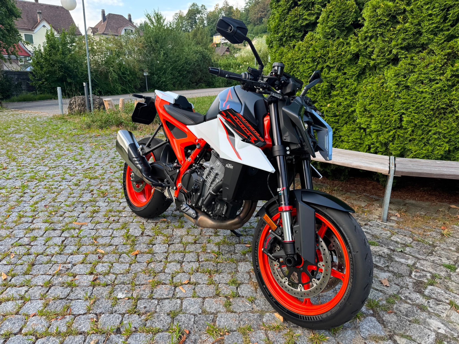 KTM 990 Duke R-image-2