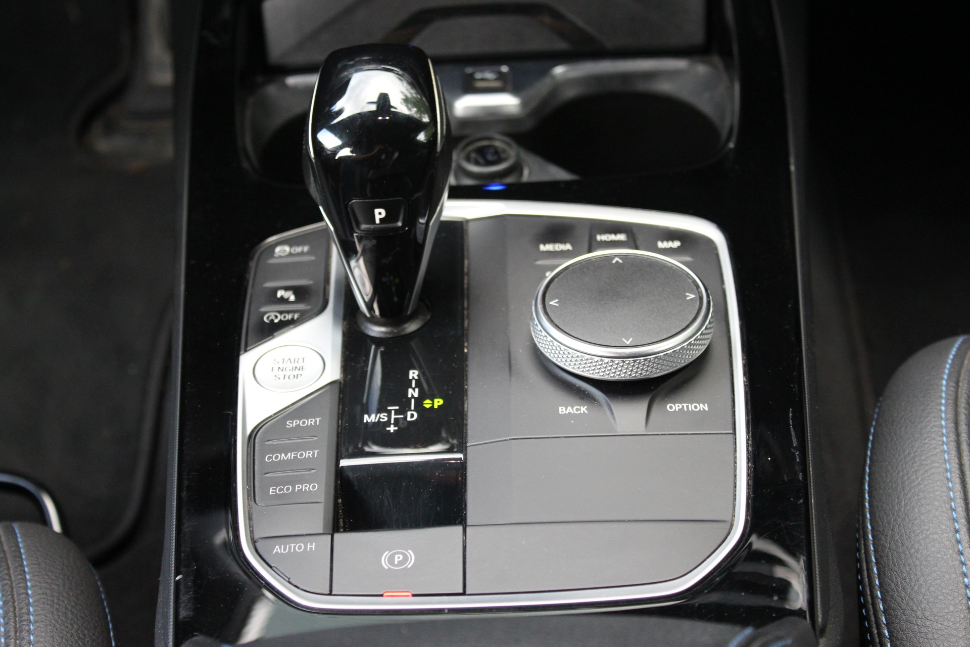 BMW 120i-image-12
