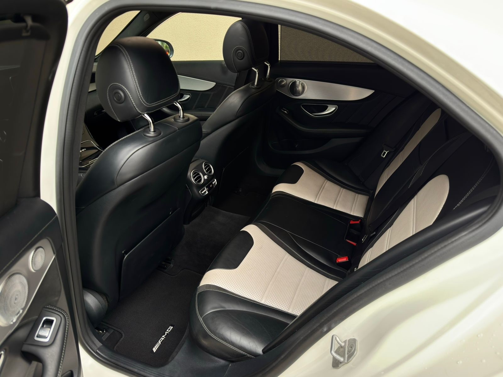 MERCEDES-BENZ C 63 AMG-image-11