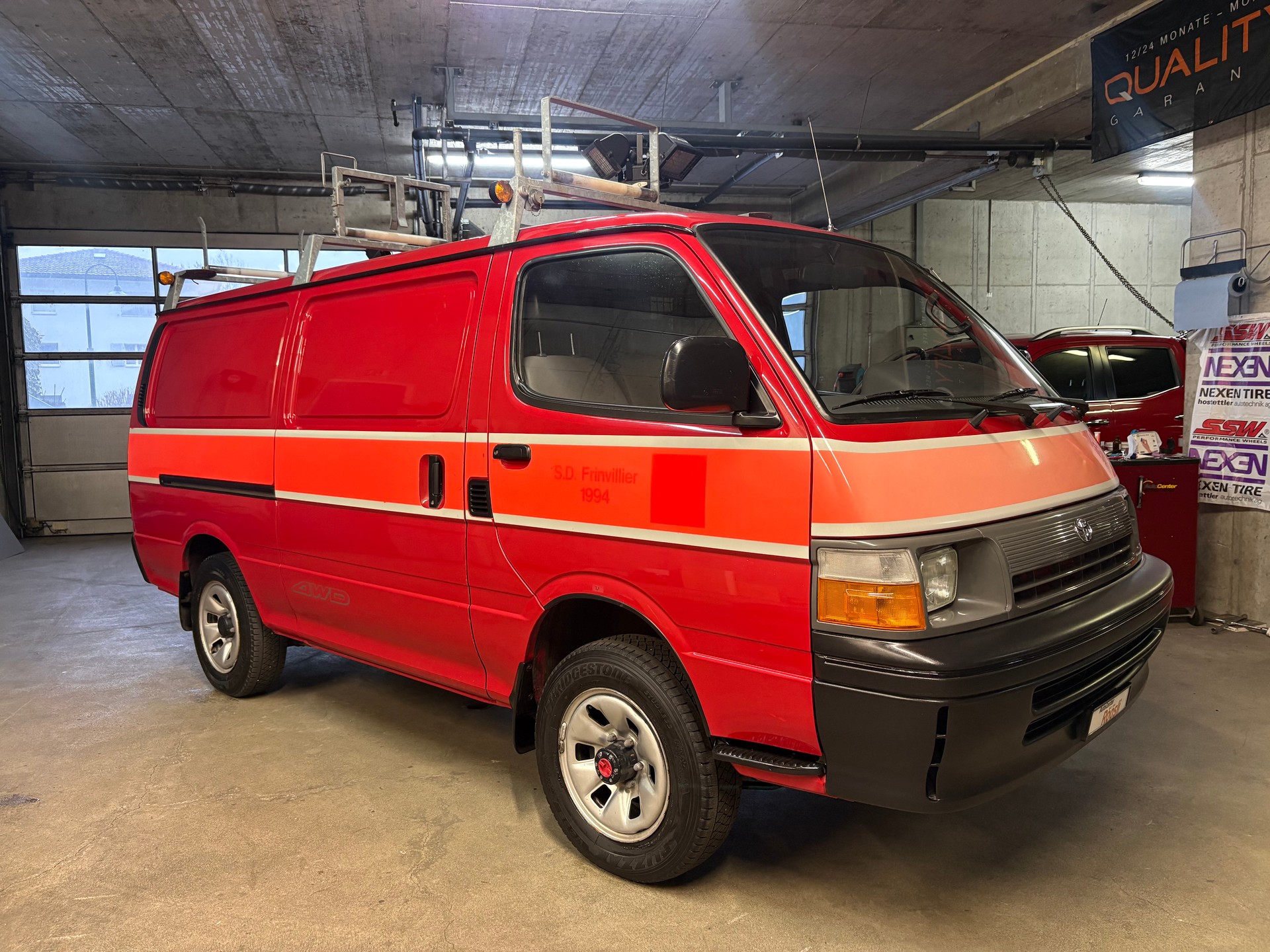 TOYOTA Hiace 2.4 EFI 4x4 Wagon-image-1