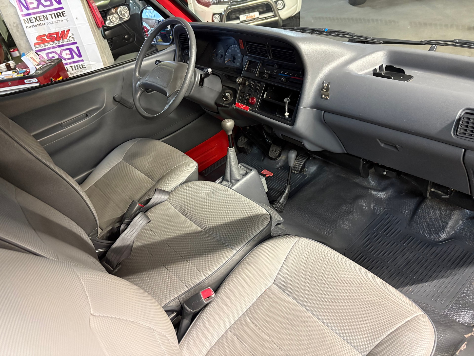 TOYOTA Hiace 2.4 EFI 4x4 Wagon-image-7