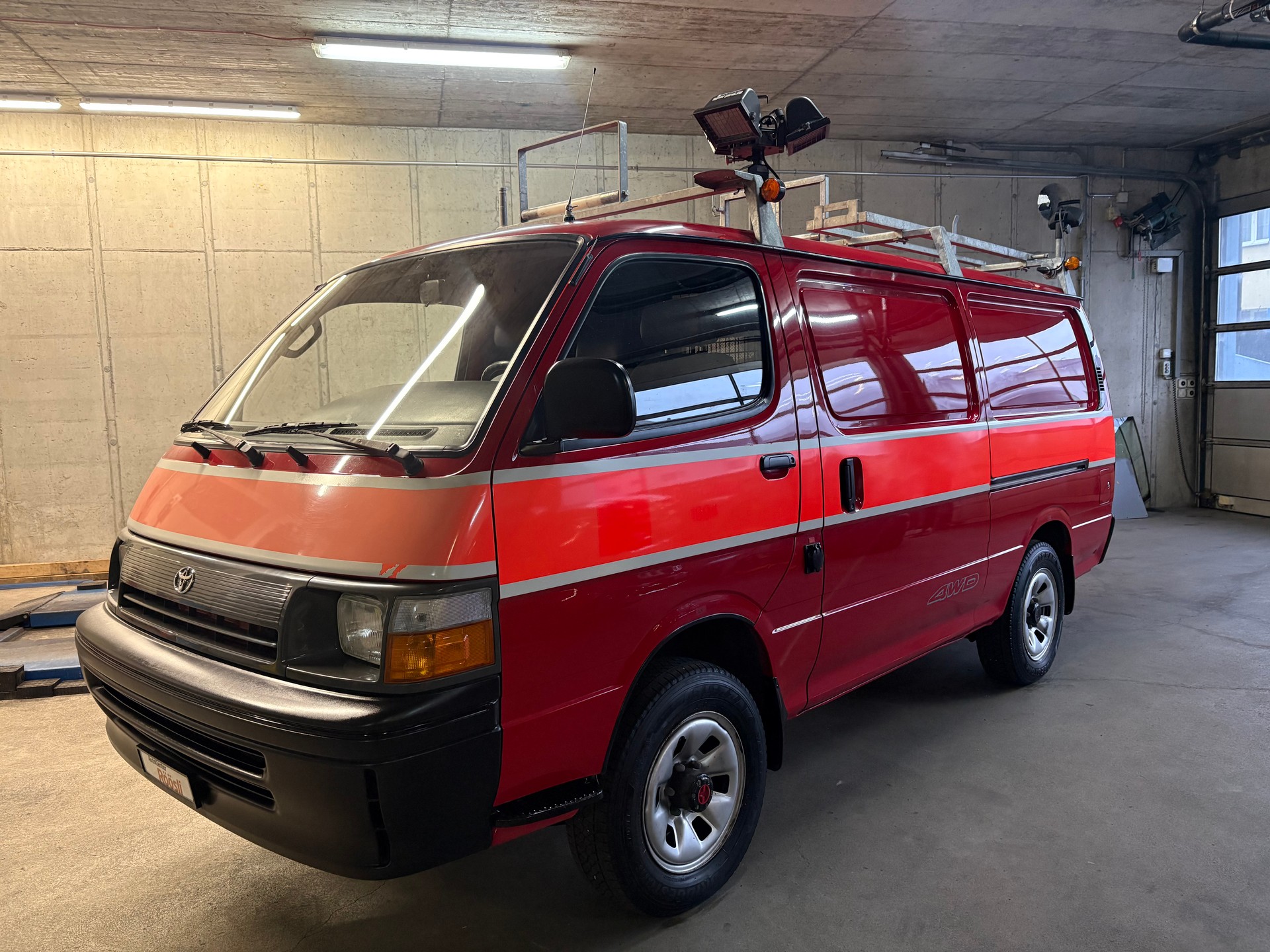 TOYOTA Hiace 2.4 EFI 4x4 Wagon-image-2