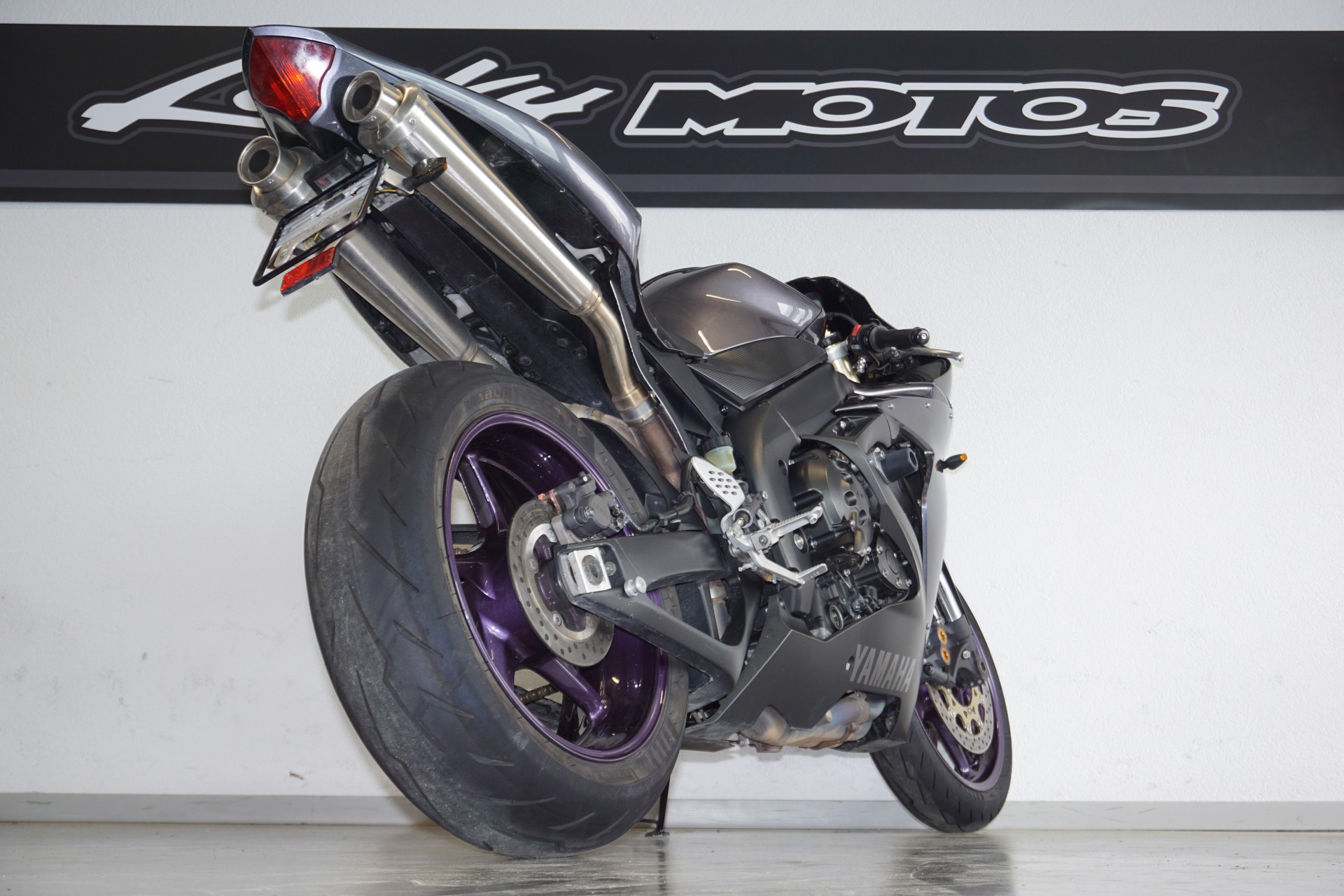 YAMAHA YZF-R1-image-1