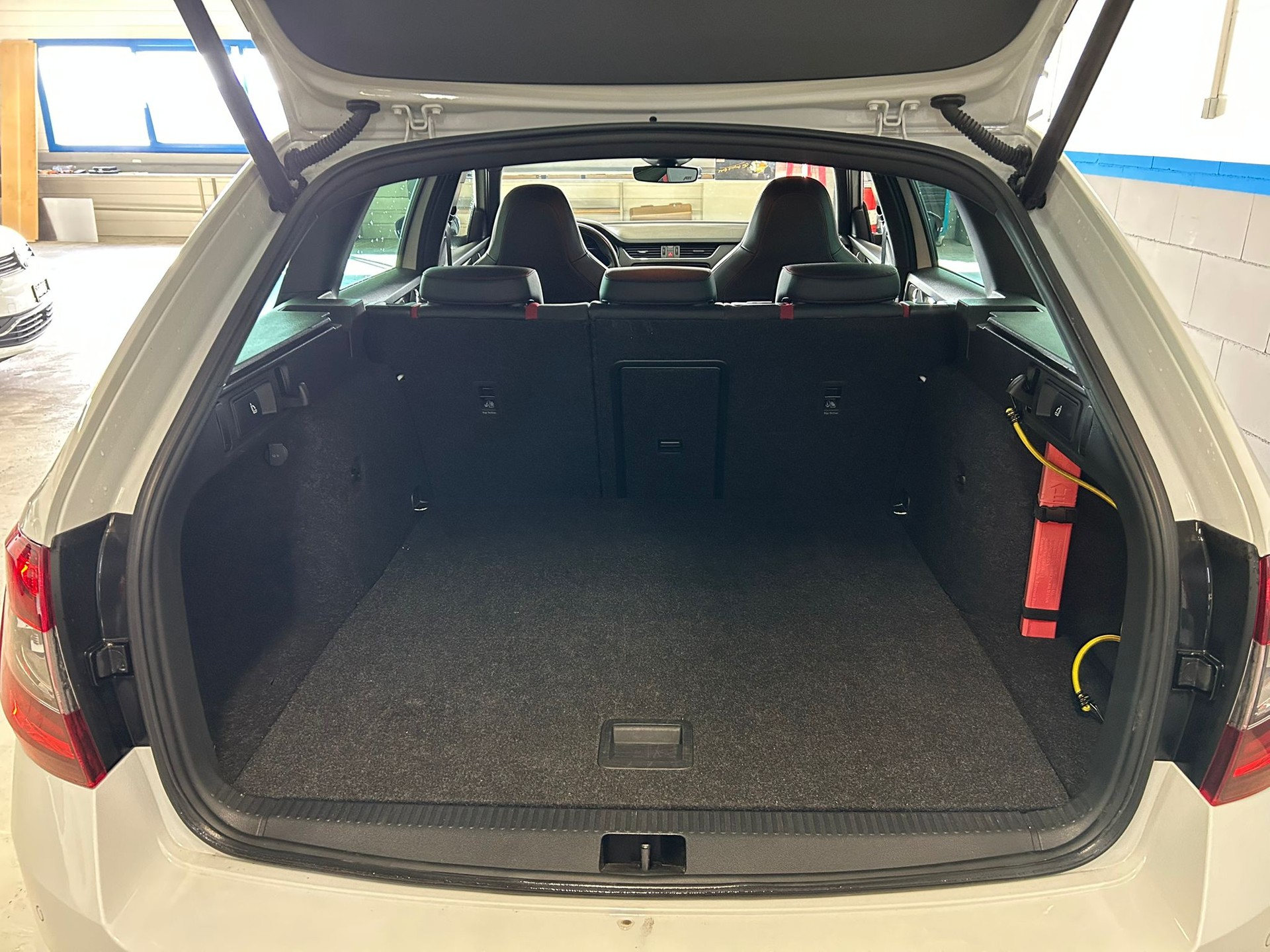 SKODA Octavia Combi 2.0 TSI RS Final Edition DSG-image-12