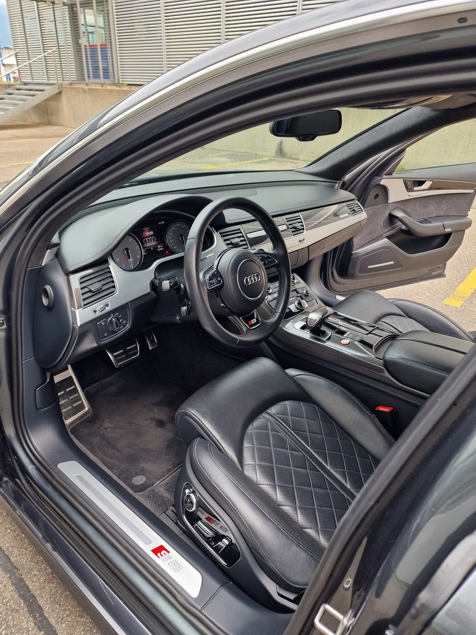 AUDI S8 4.0 V8 TFSI Quattro-image-10