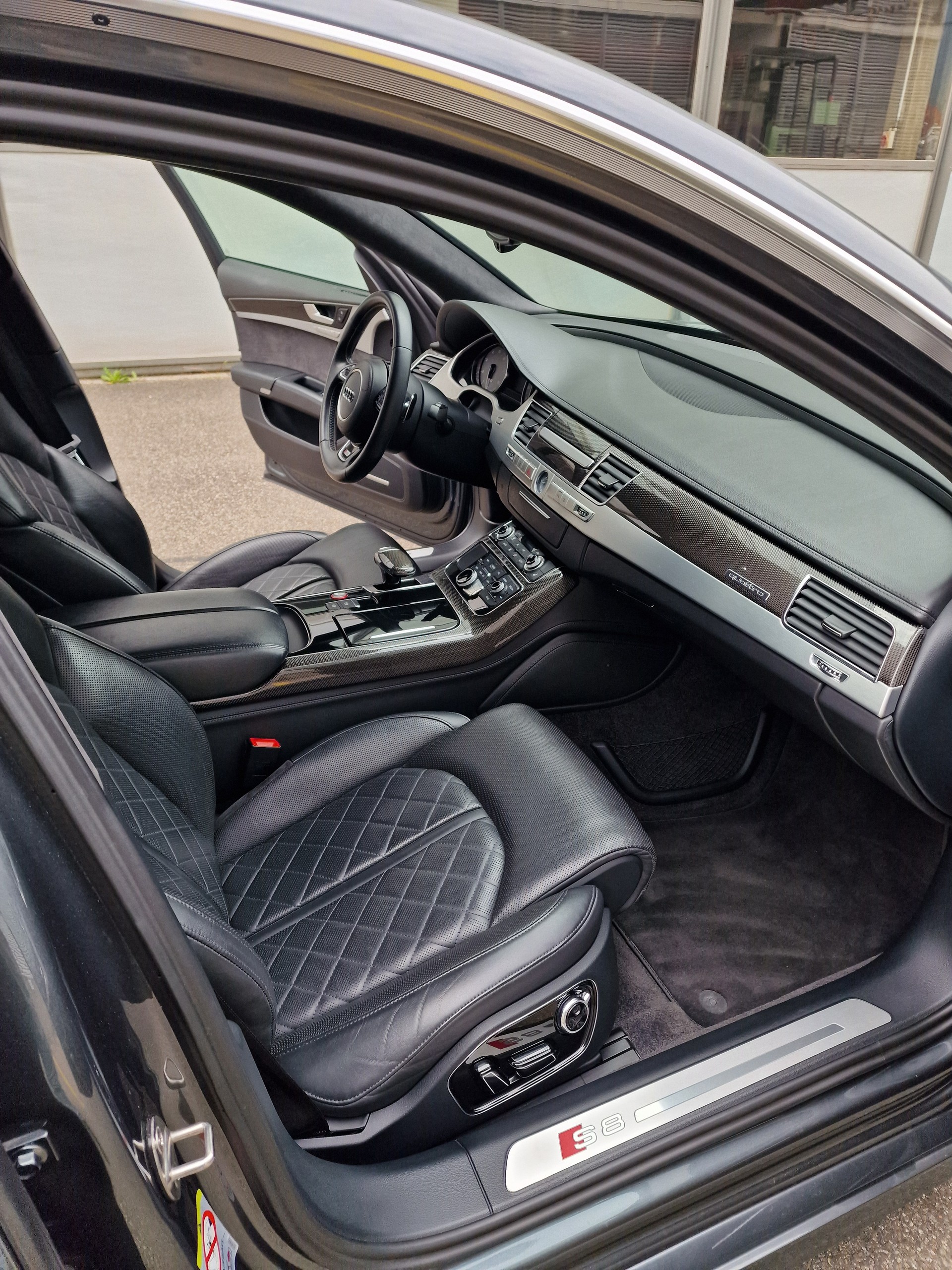 AUDI S8 4.0 V8 TFSI Quattro-image-11