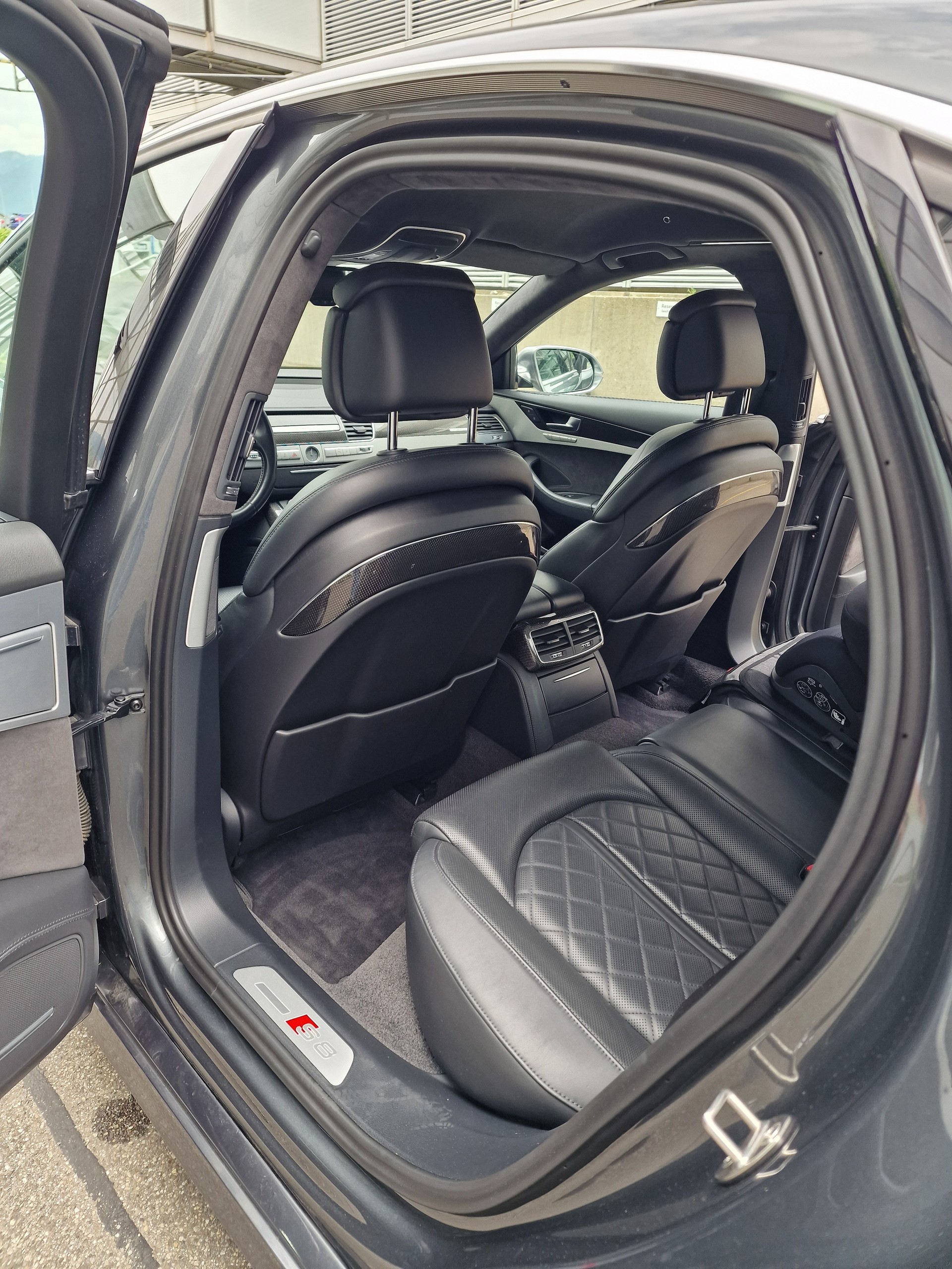 AUDI S8 4.0 V8 TFSI Quattro-image-12