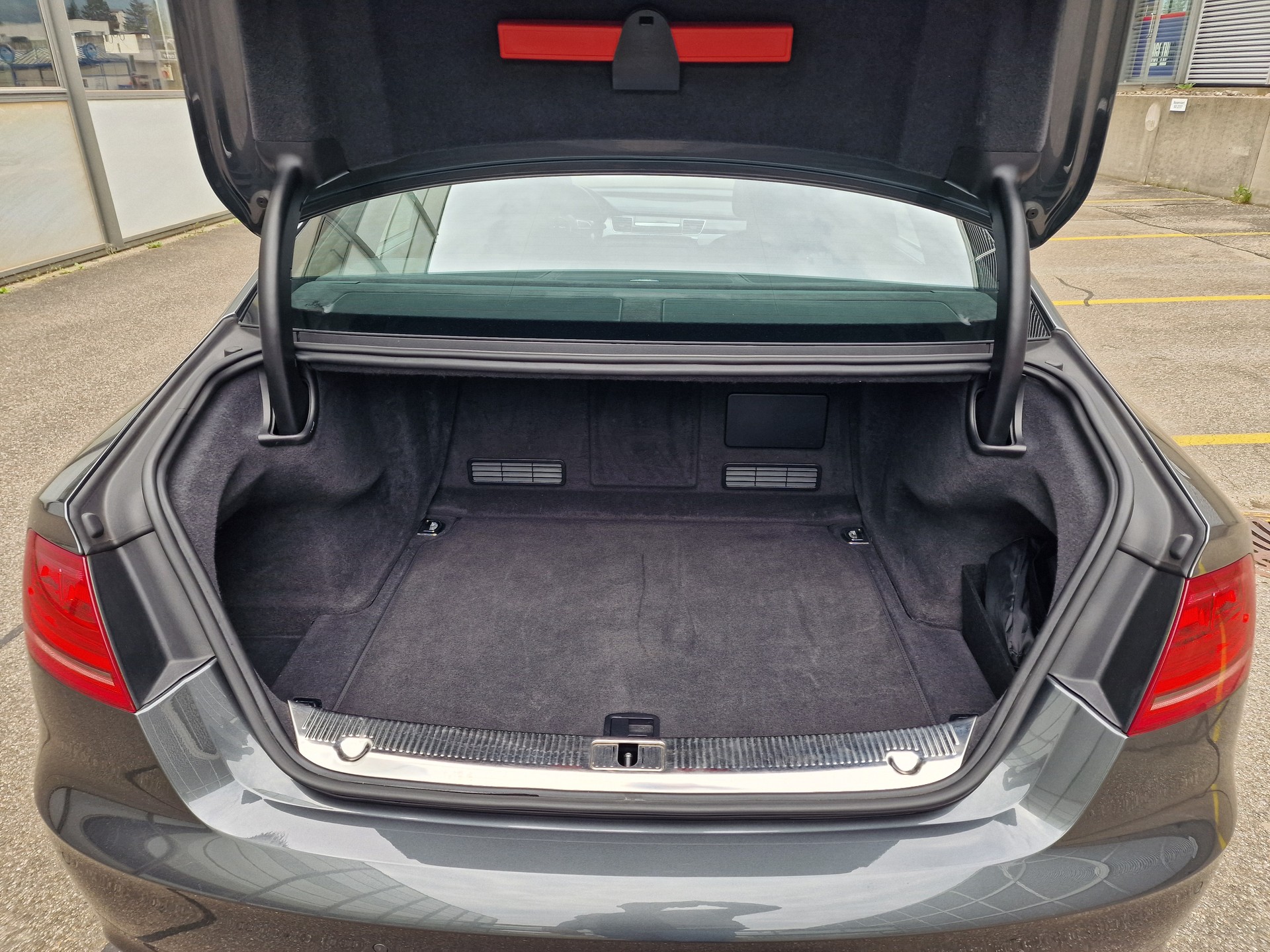 AUDI S8 4.0 V8 TFSI Quattro-image-13