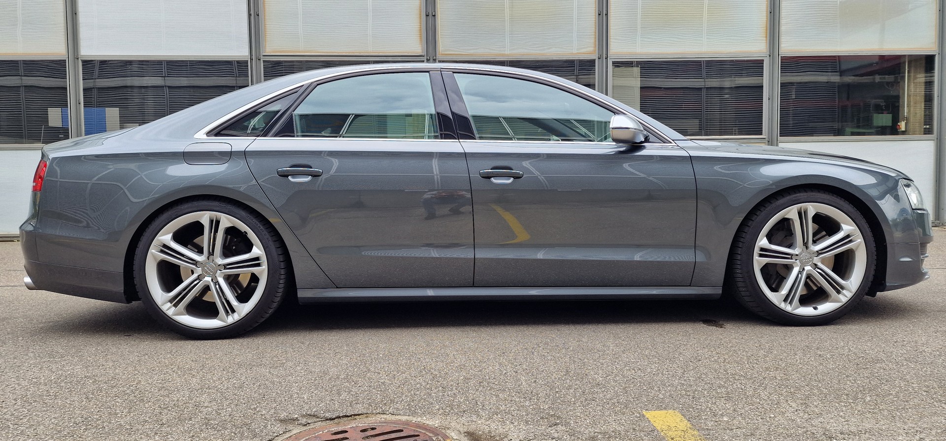 AUDI S8 4.0 V8 TFSI Quattro-image-2