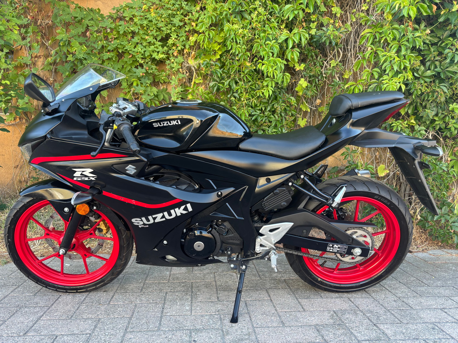 SUZUKI GSX-R 125-image-5