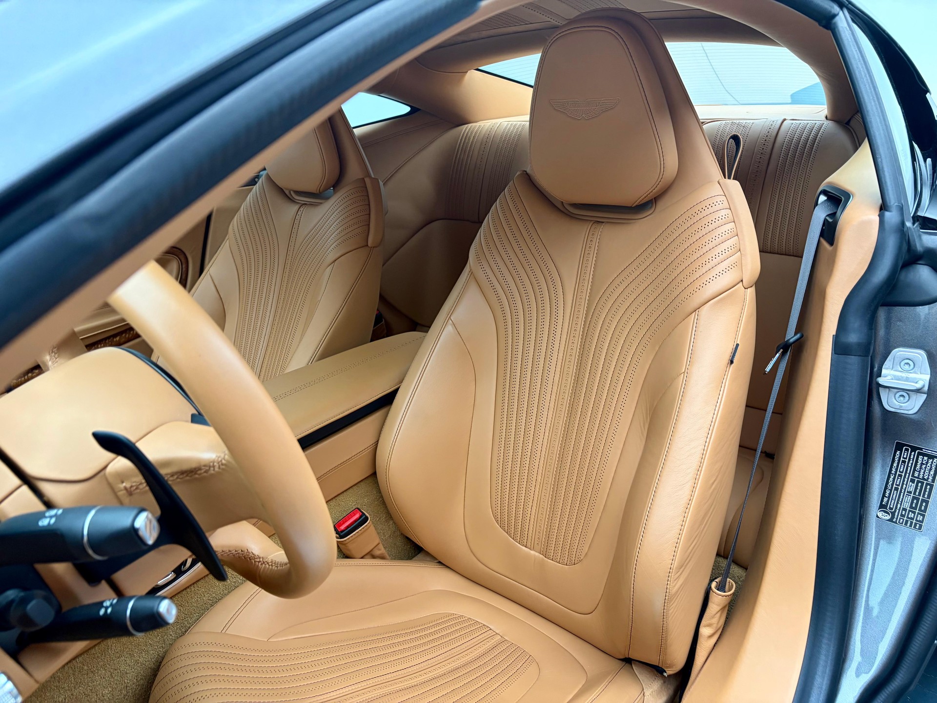 ASTON MARTIN DB11 Coupé 5.2 V12 Bi-Turbo Launch Ed.-image-6