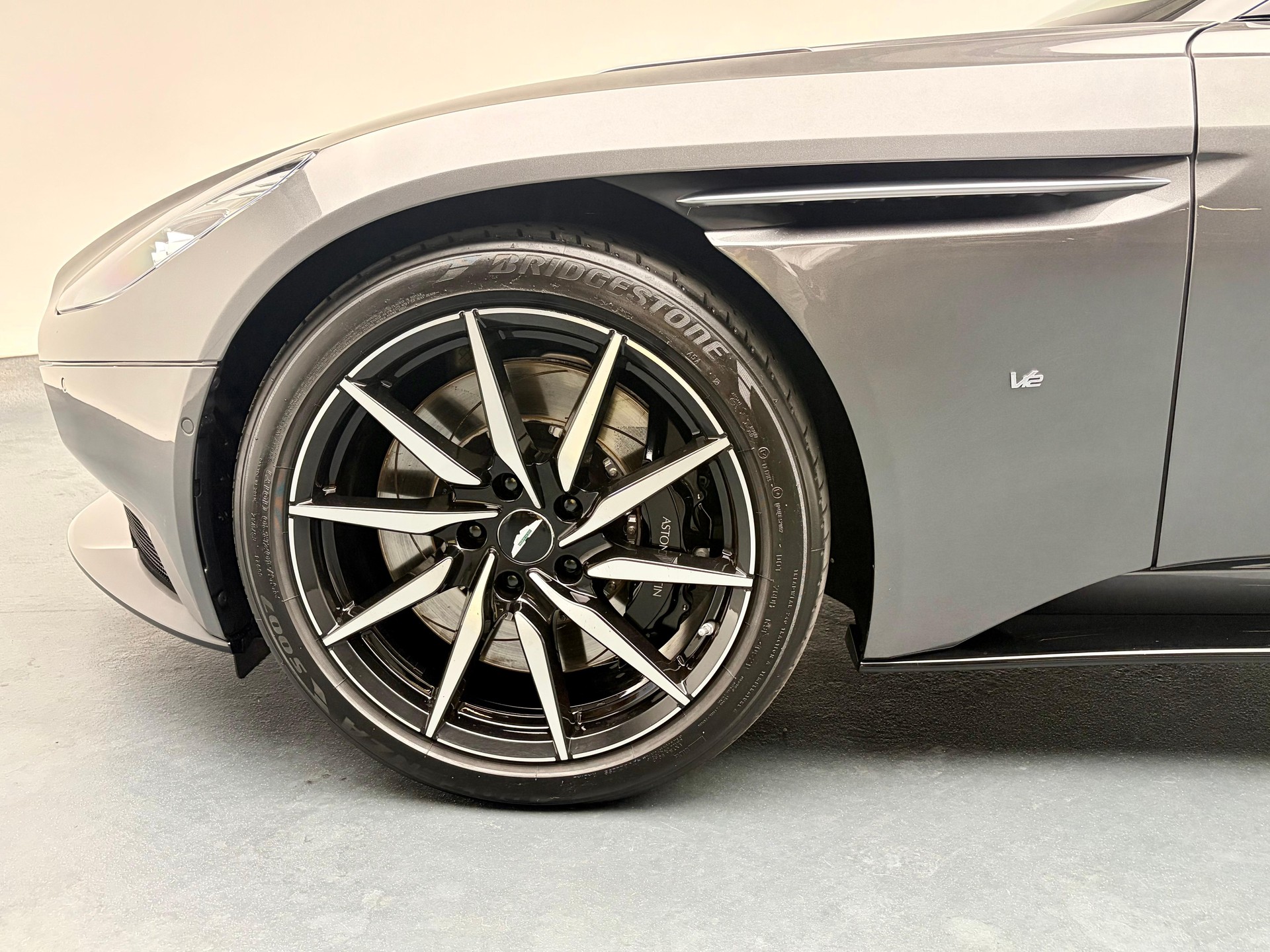 ASTON MARTIN DB11 Coupé 5.2 V12 Bi-Turbo Launch Ed.-image-16